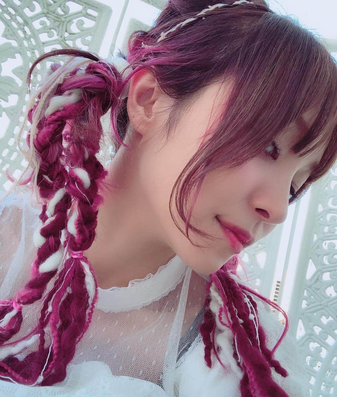 LiSAさんのインスタグラム写真 - (LiSAInstagram)「#FNS歌謡祭 せっかくのクリスマスススペシャル🎄ということで髪にピンクと白の毛糸を編んでもらっておさげにしてもらいましたっ☻地毛のピンクと混ざって本物の髪みたい☻のびたっ\( ¨̮ )/ ピンクの毛糸は以前 @rica406 さんに美容室で帰りにつけてもらったもの☻そこから雪んこ仕様にするのに、たばたさんが @chinatsu.tabata88 色んな白毛糸を合わせてアレンジしてくれましたっ☻ クリスマスメドレーだからなんか特別に。と、ねりねりしてくれましたっ☻ #LiSA #りさへあめいく #たばたばへあー」12月6日 10時09分 - xlisa_olivex