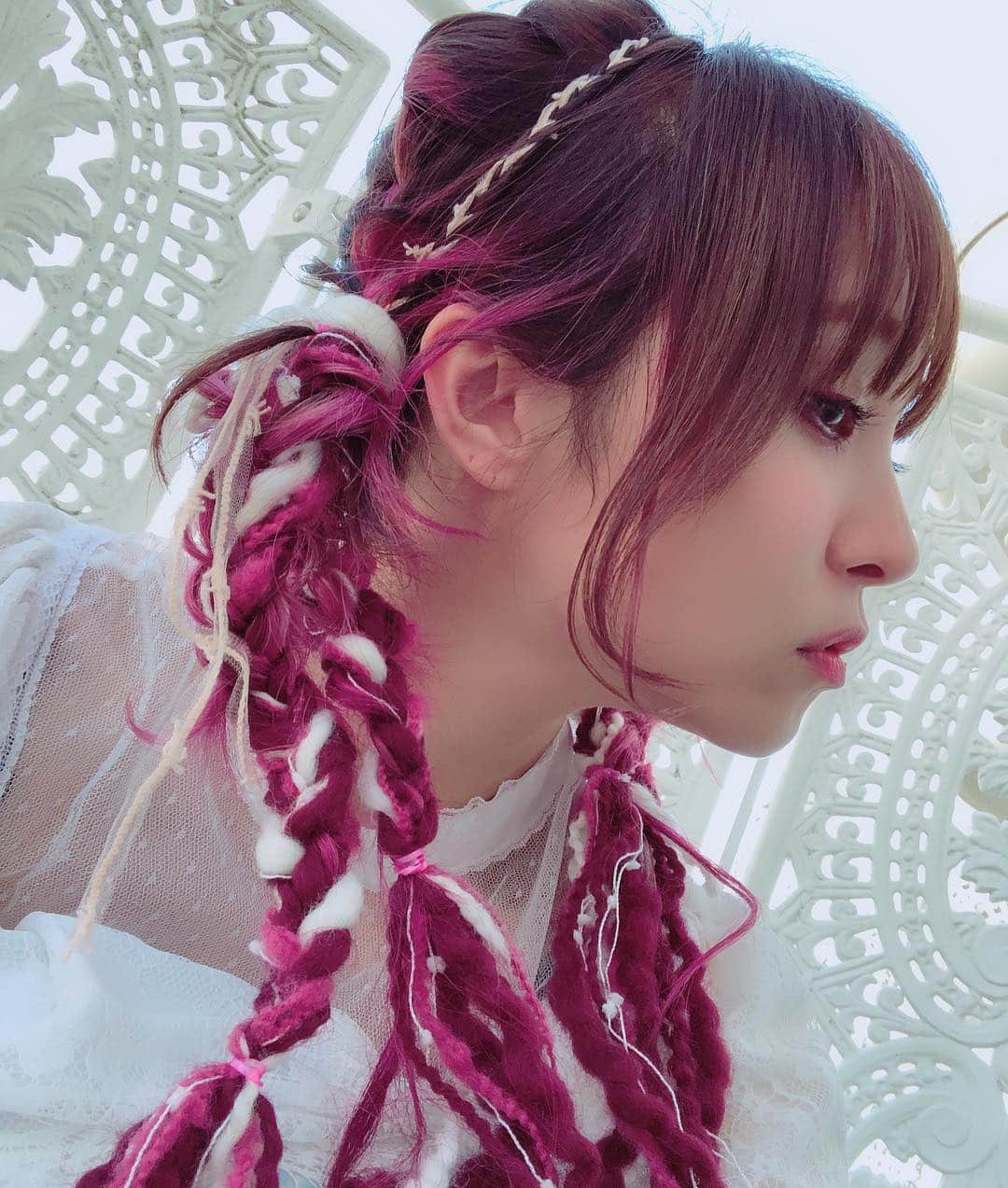 LiSAさんのインスタグラム写真 - (LiSAInstagram)「#FNS歌謡祭 せっかくのクリスマスススペシャル🎄ということで髪にピンクと白の毛糸を編んでもらっておさげにしてもらいましたっ☻地毛のピンクと混ざって本物の髪みたい☻のびたっ\( ¨̮ )/ ピンクの毛糸は以前 @rica406 さんに美容室で帰りにつけてもらったもの☻そこから雪んこ仕様にするのに、たばたさんが @chinatsu.tabata88 色んな白毛糸を合わせてアレンジしてくれましたっ☻ クリスマスメドレーだからなんか特別に。と、ねりねりしてくれましたっ☻ #LiSA #りさへあめいく #たばたばへあー」12月6日 10時09分 - xlisa_olivex