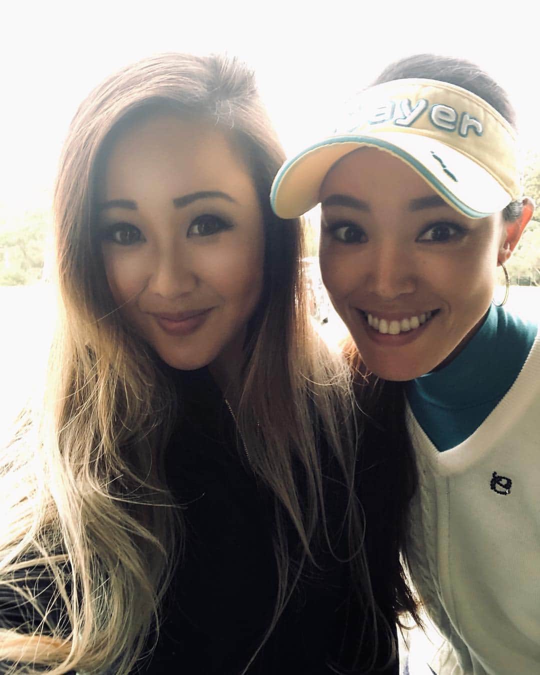 のインスタグラム：「Golf in the cold...but it wasn’t that cold lol in December... long time no see @honey_golfer 😂🤣 (At least it didn’t rain yesterday) • • • #jlpga #tourlife #japan #professionalgolfer #progolf #golfers #lovegolf #besties #bffs #longhair #pretty #beautiful #happy #fun #friends #twinsies #instadaily #photogenic #instagood #平野ジェニファー  #鎌田ハ二ー#smiles #like4like #proam #winterishere #hungry #cold」
