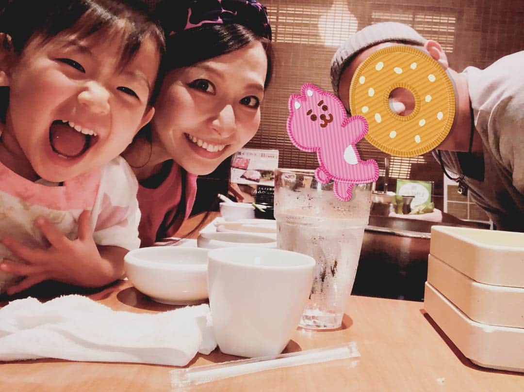 のインスタグラム：「* 結婚式を挙げて丸3年。 3年目は【革婚式】 倦怠期になりやすい時期。革のように粘り強くお互いしなやかさな気持ちを持って。 * * ここからの1年は、2児の親になることで一つの転換を迎えそう。いっぱいいっぱいにならないように、しなやかさを大切にしたいね👫 * ピアノレッスンや妊婦健診があって記念日らしいことはできなかったけど、大好物のしゃぶしゃぶディナーと、ずっと欲しかったテプラを買ってもらいました。 * 3年半も毎日一緒にいるとお互いのことはもうほぼ分かってる。でも環境や状況の変化で移りゆくのが人間の心。どんなときも正面から向き合って、相手を思い合って、喜怒哀楽を積み重ねていける夫婦でいたい。 * * ご飯食べながら、出会ったときの話〜これからの未来の夫婦の目標をたくさん話せて良かった。いつも本当にありがとう✨👱‍♂️ * * #結婚式記念日 #革婚式 #3年目 #もう3年 #まだ3年 #家族愛 #夫婦愛 #絆」