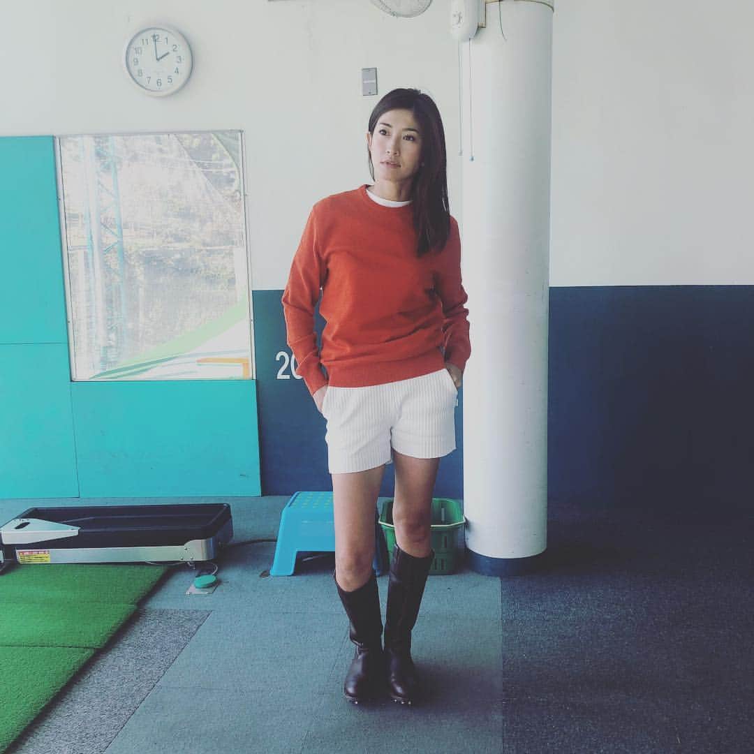 森下千里のインスタグラム：「評判だった、ブーツ👢のスパイク。 ラルフと#sandaybank  はわたしのBasic. . . #golf #golfwear #ゴルフ #ゴルフウェア #練習 #冬」