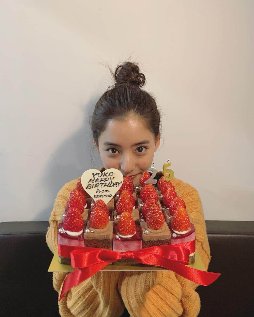 新木優子さんのインスタグラム写真 - (新木優子Instagram)「誕生日は12／15なのですが、、、♡ なんと、誕生日前最後の撮影ということでサプライズでお祝いしていただきました😭♡‼︎ nonno モデルになったのは20歳の時、、それからもう5年もお世話になっています、、早い、、泣。 本当に温かくて私の安らぎの場所nonno☺️ まだまだこれからもよろしくお願いします☺️‼︎」12月6日 20時27分 - yuuuuukko_