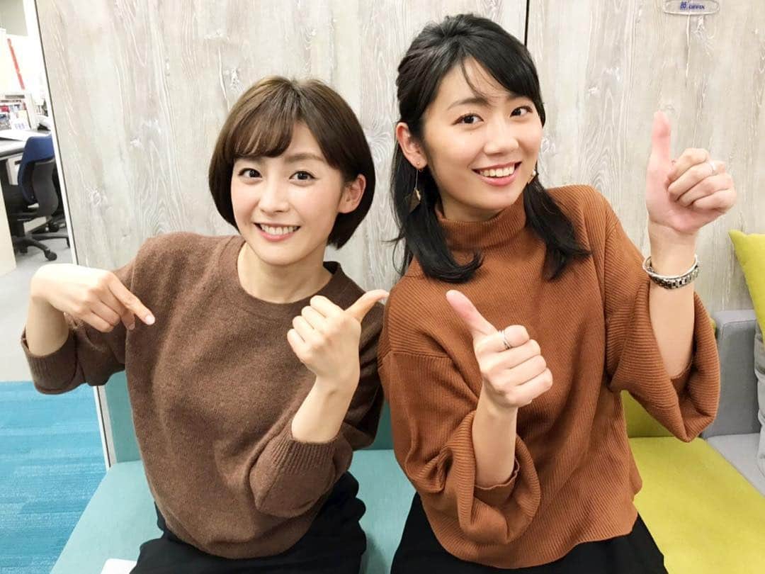 フジテレビアナウンサーのインスタグラム：「・ 上下の服が同じ色📸 来年の年賀状に使うそうです。 （毎年同期4人の写真を年賀状にしているらしい） 微笑ましい☺️ ・ 忙しい年末、ただでさえ仕事の曜日や時間帯が合わない中、アナウンス室で一瞬会えただけでもホッとするのが同期なんだよね✨ ・ ちなみに私の同期は佐野くんでーす😁かわの ・ ・ #宮司愛海 #新美有加 #新美P #仲良し同期 #入社4年目 #あとは内野と小澤だよ #フジテレビアナウンサー #川野良子」