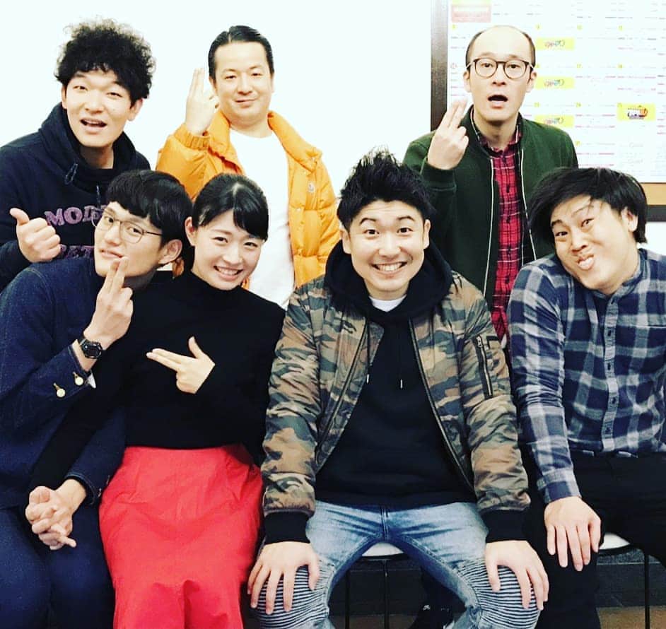 レイチェルのインスタグラム：「今週末『漫才劇場』にて、  この皆様と一緒に、レイチェル班の極新喜劇をやらせていただきますよ！  皆さん、いい表情してるな～って思ったら 鮫ちゃんだけ何かぎこちない表情してましたよ！  なんでやろって思ったら、九条くんに強引に恋人つなぎされてましたよ！  そんなことも知らずに、その相方は僕の隣でとびきりひょうきんな顔してましたよ！  こりゃあ本番も、  たぁのぉしぃーーーくなぁりぃそぉーーー！！！😆😆😆😆😆✨✨✨✨✨🎶🎶🎶🎶🎶🎶」