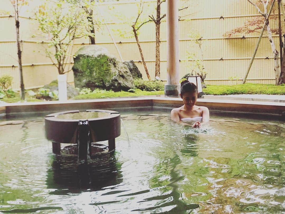 片山萌美さんのインスタグラム写真 - (片山萌美Instagram)「リラックス。 温泉で遊ぶ。  笑  #tbc #nathuko #撮影」12月6日 21時03分 - moet_mi