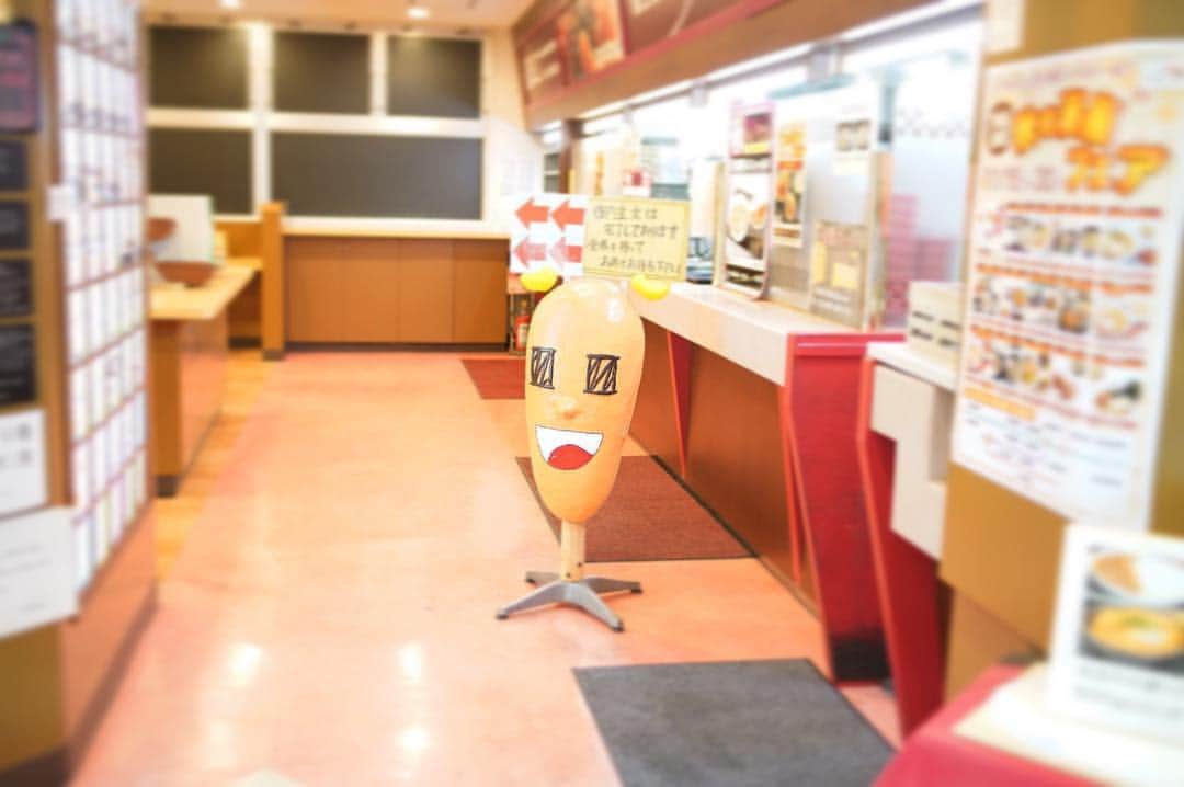 南壽あさ子さんのインスタグラム写真 - (南壽あさ子Instagram)「134. 東名高速道路 鮎沢パーキングエリア 上り線 . 神奈川県山北町。「Fuji View Cafe」では、ソフトクリームやドーナツなど片手で食べられるお品が。鮎沢の金の燻製たまごは限定品？ ． このあたりでよく見かけるアメリカンドッ君。モニターからテーマソングが陽気に流れておりました。将来の夢は、世界中の人を笑顔で包み込むことなんですって。スケールが大きい！  #ハイウェイスタンプの旅 #神奈川県 #神奈川 #山北町 #鮎沢 #金のたまご #カフェ #ソフトクリーム #ドーナツ #アメリカンドッグ #アメリカンドッ君」12月6日 21時28分 - nasuasaco