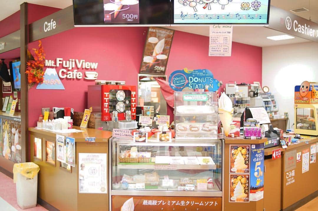 南壽あさ子さんのインスタグラム写真 - (南壽あさ子Instagram)「134. 東名高速道路 鮎沢パーキングエリア 上り線 . 神奈川県山北町。「Fuji View Cafe」では、ソフトクリームやドーナツなど片手で食べられるお品が。鮎沢の金の燻製たまごは限定品？ ． このあたりでよく見かけるアメリカンドッ君。モニターからテーマソングが陽気に流れておりました。将来の夢は、世界中の人を笑顔で包み込むことなんですって。スケールが大きい！  #ハイウェイスタンプの旅 #神奈川県 #神奈川 #山北町 #鮎沢 #金のたまご #カフェ #ソフトクリーム #ドーナツ #アメリカンドッグ #アメリカンドッ君」12月6日 21時28分 - nasuasaco
