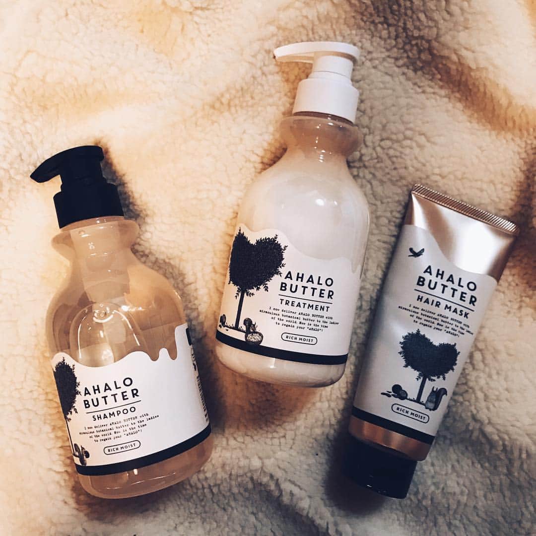 水野亜彩子のインスタグラム：「新しいパッケージが可愛過ぎる @ahalobutter_official 🚿✨ 良い香りに包まれながら、おやすみなさい💤💜 . #goodnight #ahalobutter #hawaianorganic #アハロバター #生コラーゲン  #天使の艶輪 #ノンシリコンシャンプー #hair #goodnight @ahalobutter_official」