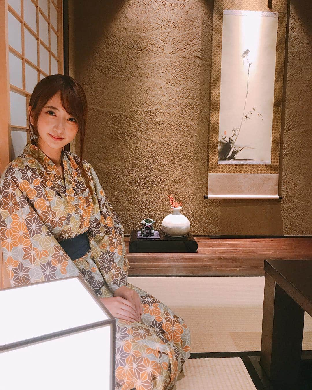 羽田優里奈さんのインスタグラム写真 - (羽田優里奈Instagram)「. . 皆さま、今日もおつかれ様でした。🍵 . . . 以前、kyobizxの番組内の マチネタコーナーで紹介した、 株式会社レアルが手掛ける 「京まち宿 鈴プレミアム 薫風 」👘 . 築78年の町家をリノベーションしたお宿。 土壁やお庭など、町家の良さを残しつつ、 最新のIOT機器が揃ったハイテクお宿です‪( ˙꒳˙ ) 外に出かけていても、空調を入れられます。 お宿に着いた時には、 寒い冬でもぽかぽかなのです。☀️ . . . . . . --------------------------------------------- kyobizx (KBS京都) 毎週金曜日 21:00〜22:25 京都の経済、最新情報をお届けしています！ ご覧の皆さま いつもありがとうございます‪( ˙꒳˙ )‬✨ ---------------------------------------------- . . #kyobizx #鈴プレミアム薫風 #京まち宿鈴  #京都旅行 #京都観光 #旅行 #のんびり #まったり  #京都散策 #町家 #町家ホテル #そうだ京都行こう  #京あるき #和 #京都巡り #京都ぶらり旅  #ホテル #旅館 #浴衣 #和服 #着物 #kbs京都  #ポートレート #コーデ #羽田優里奈 #kyoto #japantrip #yukata #kimono #tbt」12月6日 21時34分 - hadayurina_