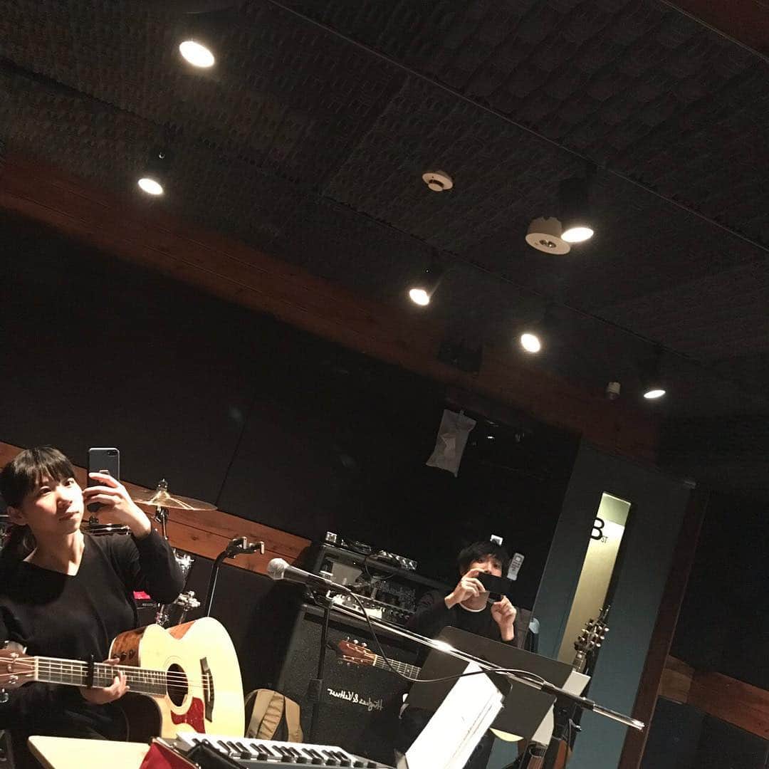 のインスタグラム：「昨日は今週末のライブに向けて、ti-ti.uuリハでした。12/9(日)お昼に、下北沢 風知空知にてツアーファイナルです。ぜひ、ゆっくりしにきてください。 そして、オフィシャルサイトに先日の名古屋公演と京都公演のライブ写真がアップされています。カメラマンは西槇太一。自然な状態の2人をおさめてくれました。ぜひ、見てみてください。（オフィシャルサイトはプロフィール欄からいけます）  それでは、会場で会いましょう〜。 #titiuu #door #風知空知」