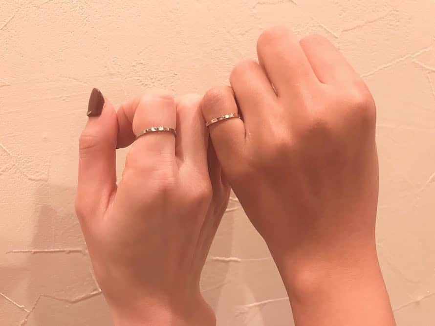 桃さんのインスタグラム写真 - (桃Instagram)「昨日はクロちゃんと一緒に、なーーんと指輪を作ってきたよ💍☺️しかも、指輪の内側には、MOMO♡KURO FOREVERっていう、まるでカップルのような文字を彫ってもらっちゃった。笑 しかし、鎌倉彫金工房での指輪作り本当に楽しかった！！！そしてめちゃくちゃおしゃれに出来上がった！！毎日つけよーーー☺️💕店内もすごいナチュラルでおしゃれで、これはカップルにも超おすすめ！！ （私たち以外はカップル率高めでした。笑）  #鎌倉彫金工房 #桃クロ #手作り結婚指輪 #手作り婚約指輪 #手作りアクセサリー」12月6日 13時16分 - momo.official
