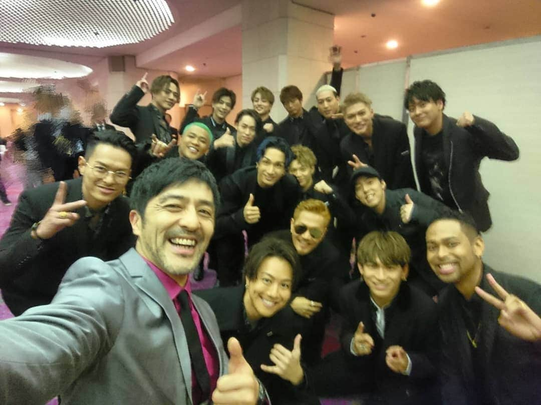 谷中敦さんのインスタグラム写真 - (谷中敦Instagram)「EXILE、三代目 J Soul Brothersの面々と。TAKAHIROに頼んでおいて自撮りさせて貰いました。わがまま聞いてくれて本当にありがとう！ #TAKAHIRO #ATSUSHI #NAOTO #NESMITH #今市隆二 #ELLY #TETSUYA #橘ケンチ #佐藤大樹 #山本世界 #登坂広臣 #岩田剛典 #白濱亜嵐 #黒木啓司 #関口メンディー #SHOKICHI #山下健二郎  #EXILE #三代目jsoulbrothers #fns歌謡祭  #fns」12月6日 13時48分 - a.yanaka