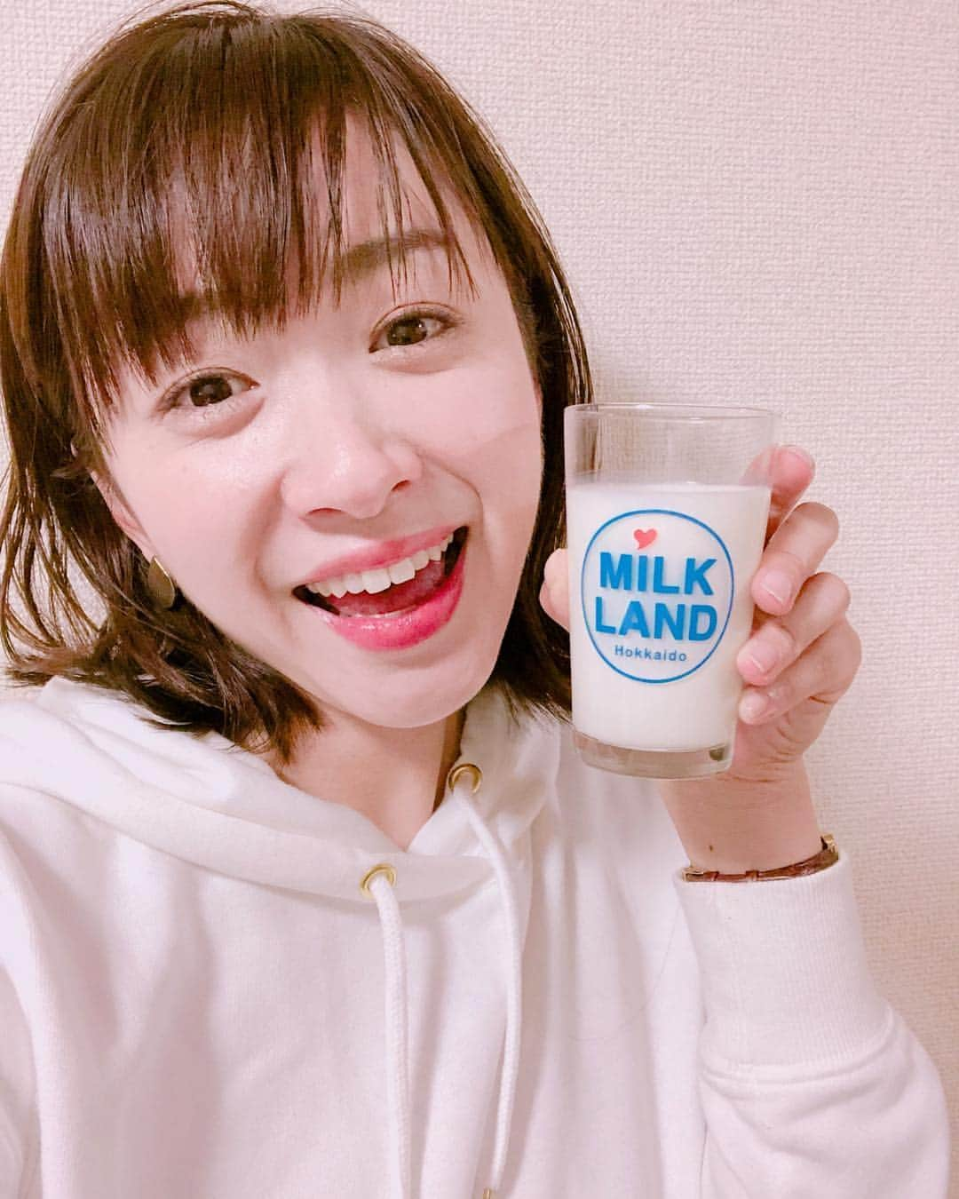 黛英里佳さんのインスタグラム写真 - (黛英里佳Instagram)「ミルクランド北海道のペアグラス🥛 まだまだご応募受付中です😊✨ ぜひぜひ簡単なアンケートに答えてこちらのレアなグラスをゲットしてください💕 応募期間は12月25日クリスマスまで🎅🎄 ミルクランド北海道のHPからどしどしご応募くださ〜い🤗💕 #牛乳#ミルク#北海道#ミルクランド北海道#ご応募お待ちしてます😊」12月6日 14時28分 - erikamayuzumi_official