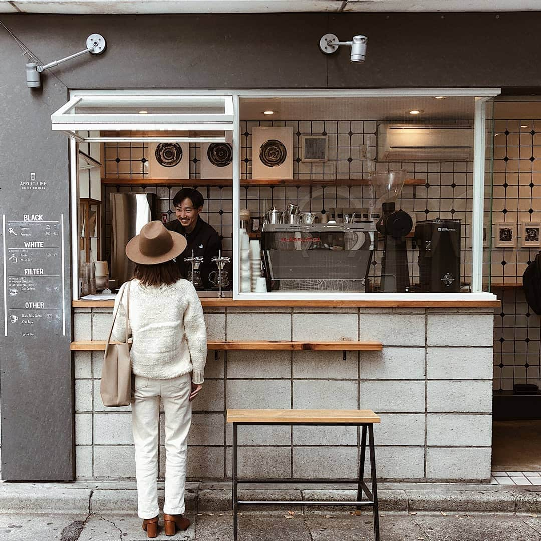 伊原葵さんのインスタグラム写真 - (伊原葵Instagram)「またいこーっと☕ 優しいお兄さん👦💕 . . #aocode #coffee #fashion #cafe #whitecode」12月6日 14時44分 - aoi186