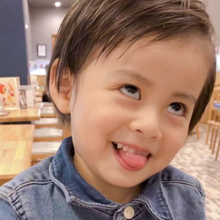 のインスタグラム：「なんて顔🤣﻿ とこで覚えてきたの？﻿﻿ 根っからのひょうきんもの🤪🙄🥴笑﻿﻿ ﻿ ﻿﻿ そろそろクリスマス🎄🎁準備しなきゃなーと思って﻿ 「サンタさん🎅へプレゼント🎁は何お願いするの？」って聞いても﻿ 「いーの。いっぱいあるからあーくんがサンタさんにおいしそうな白ごはんあげるの‼️」﻿ と言って教えてくれないので困ってます😅﻿ どうしよう…😆💦 ﻿ ﻿ #サンタさん は白飯派かな❓🤔🍚 ﻿ ﻿ とりあえず、毎日笑わせてくれてありがとう♥﻿﻿﻿ ﻿﻿ ﻿﻿ ﻿﻿」