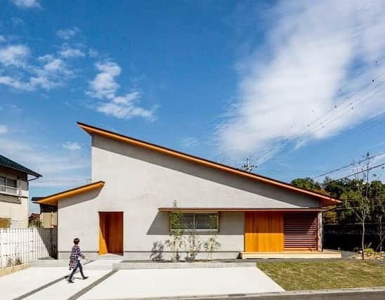 feve casaのインスタグラム：「クライアントの「ひとつ屋根の下」というキーワードからスタートした住宅計画。 敷地の南北に大きな屋根をかけ外部から内縁側、内部、そして二階へとその大きな屋根がひと続きで繋がり、仕切りを最小限にすることで「ひとつ屋根の下」で「家族がひとつになれる」住まいが実現！  設計：久我義孝/ハース建築設計事務所  実例いっぱいあります→ @feve_casa  #住まい #屋根 #美しい家 #建築家とつくる家」