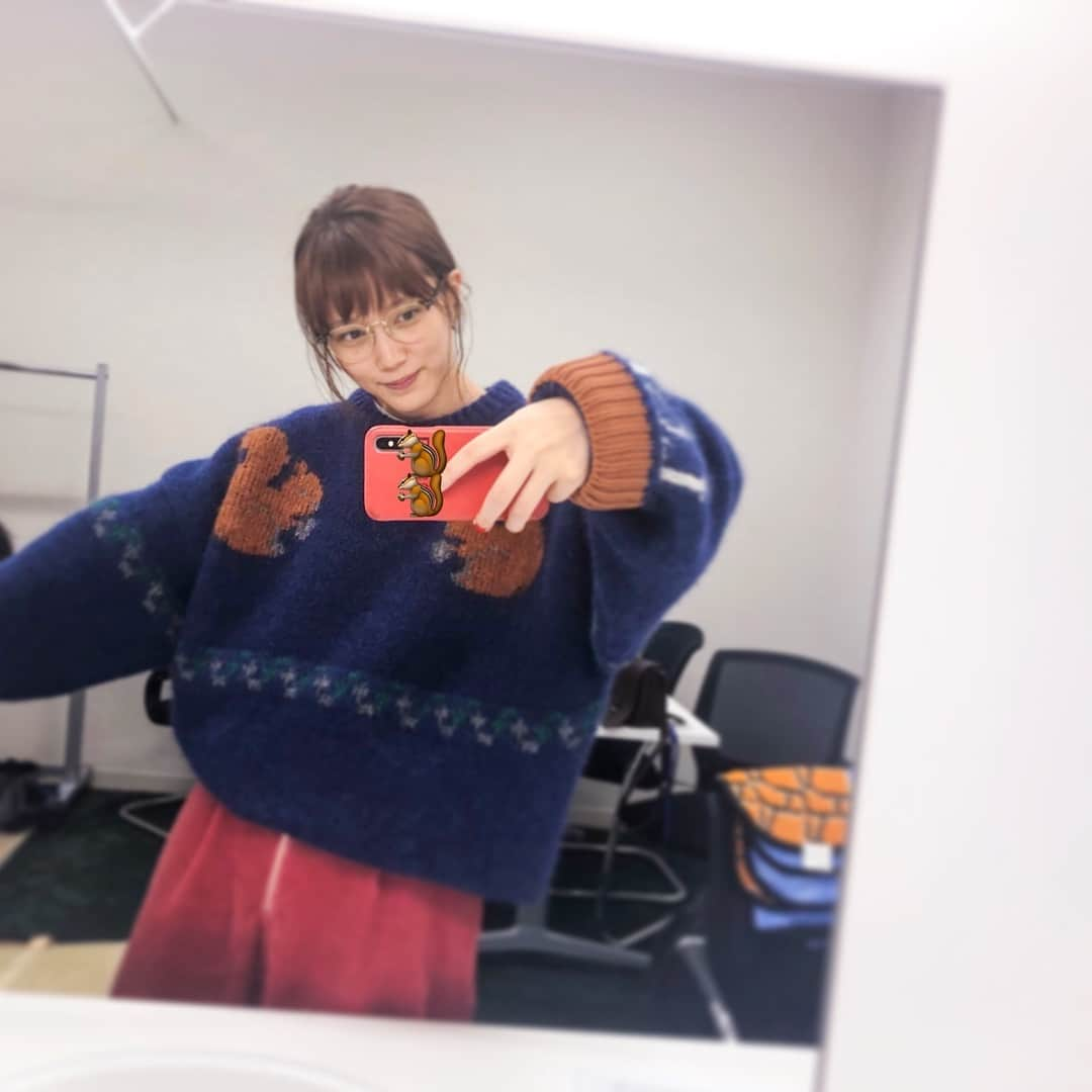 本田翼さんのインスタグラム写真 - (本田翼Instagram)「💁‍♀️🐿 リスニット🧶 @loewe  ピンクのコーデュロイパンツ👖 @akaneutsunomiya  珍しくピンク色の物を買いました😳 このパンツはここ最近本当にお気に入り…☺️ #冬カラフル#ootd#しふく」12月6日 16時58分 - tsubasa_0627official