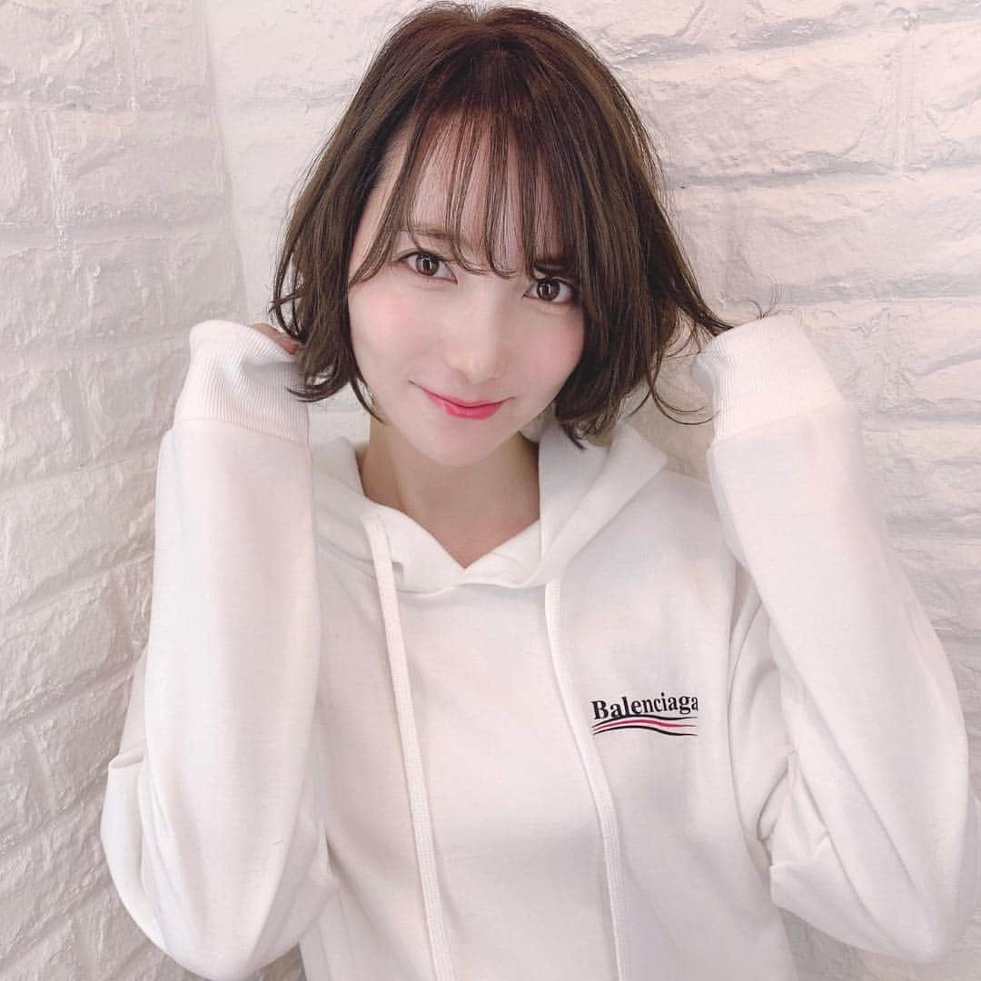 堀みづきさんのインスタグラム写真 - (堀みづきInstagram)「ふわふわhair💇‍♀️ いつも絶妙なカラーにしてくれる捧さん💘 @sasage_hair 2枚目はなぜかニヤニヤしてる…🤔 #michellebyafloat #shorthair」12月6日 17時17分 - mizuki_027