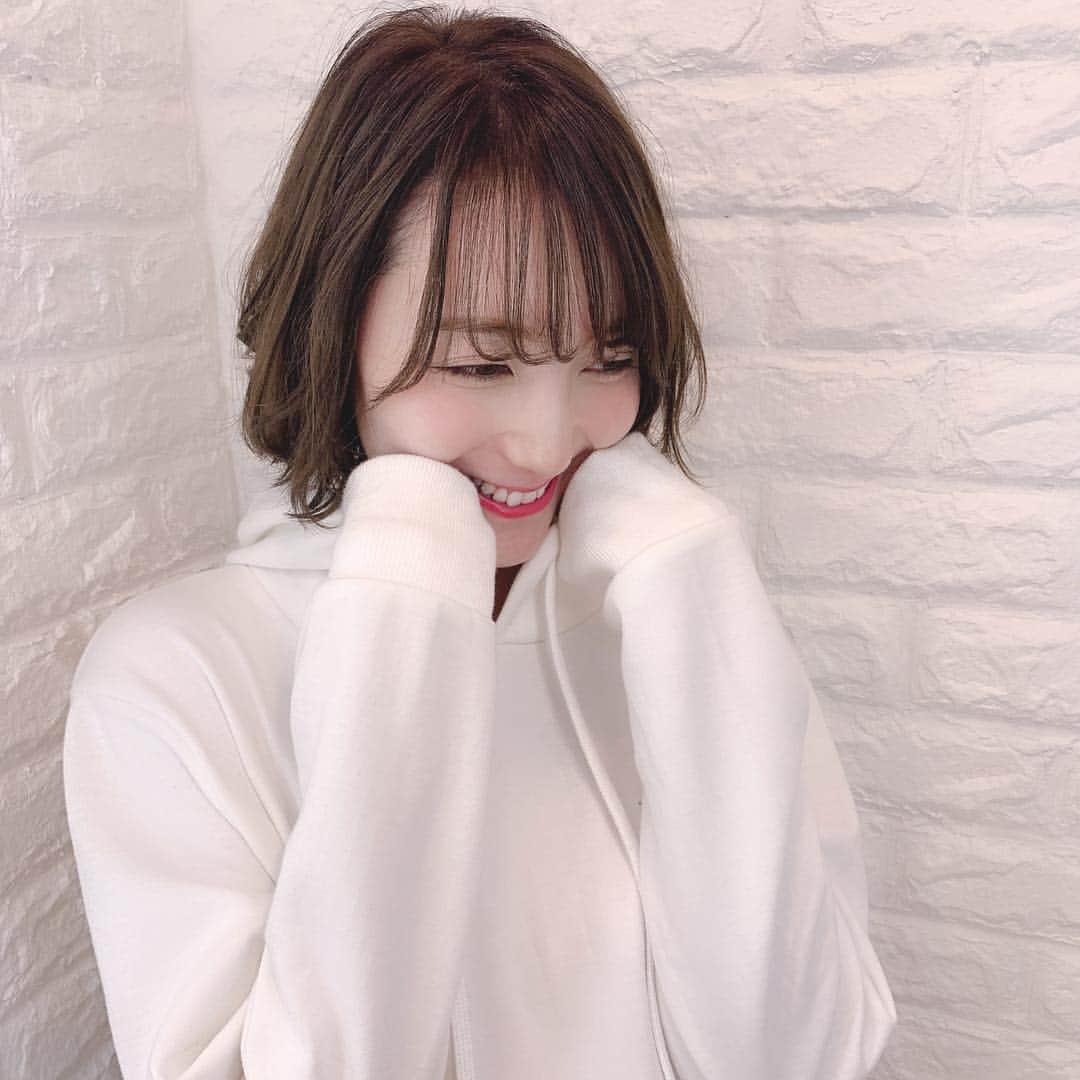 堀みづきさんのインスタグラム写真 - (堀みづきInstagram)「ふわふわhair💇‍♀️ いつも絶妙なカラーにしてくれる捧さん💘 @sasage_hair 2枚目はなぜかニヤニヤしてる…🤔 #michellebyafloat #shorthair」12月6日 17時17分 - mizuki_027