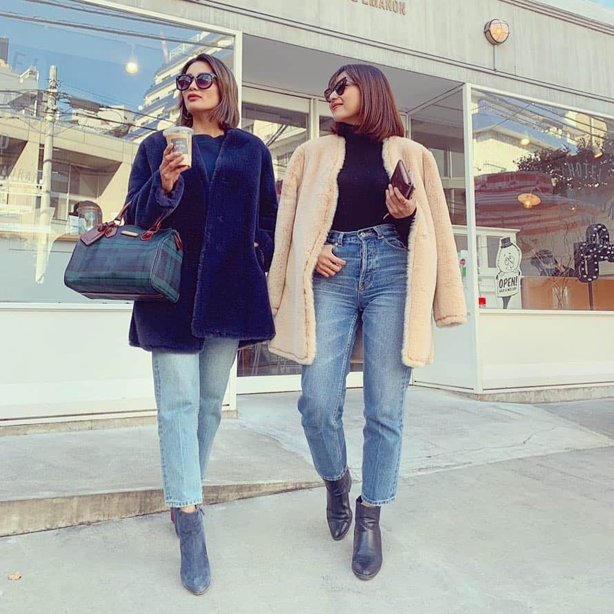 黒木なつみさんのインスタグラム写真 - (黒木なつみInstagram)「Twins 👯‍♀️💞 . #大人カジュアル #デニムスタイル #Centerpress#denim #シンプルコーデ#ファーコート #冬コーデ#おそろコーデ  #twins#vicente#ecofur #simple#natural#fashion」12月6日 18時11分 - natsumi0086