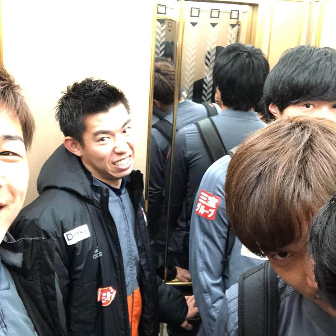 河田篤秀さんのインスタグラム写真 - (河田篤秀Instagram)「. 無事に大阪に帰ってきました。 .  今年も一年ありがとうございました❗️ 悔しい結果になってしまい申し訳ないです。もっと多くのゴール、バンザイをしたかった。 . でも楽しい、嬉しいこともたくさんあったシーズンでした！ . チームも自分自身も「良いシーズン」ではなかったけど、多くの人の支えで「無駄なシーズン」ではなかったです！ 本当にありがとうございました！ . . #アルビレックス新潟 #アイシテルニイガタ #河田篤秀 #9 #現状維持は即衰退 #もっと良くなる」12月6日 18時38分 - atsushi_kawata_