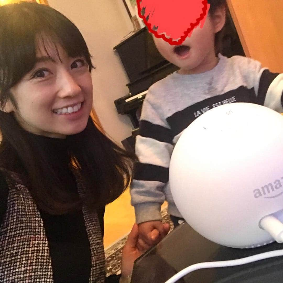 小倉優子さんのインスタグラム写真 - (小倉優子Instagram)「最近、我が家ではアマゾンジャパンさんから頂いたAmazon Echoシリーズの「Amazon Echo Spot」が大活躍です✨✨ ニュースや天気を教えてくれたり、子供達も遊べるなぞなぞや絵描き歌などもあるんです❗❗ 私は、レシピ動画や音楽を聞いたりしています😆✨✨✨ 詳しくはこちらをご覧下さい✨✨https://amzn.to/2zgmKUW  #AmazonAlexa  #AmazonEcho  #アマゾンエコー  #Alexa  #アレクサ  #PR」12月6日 18時38分 - ogura_yuko_0826