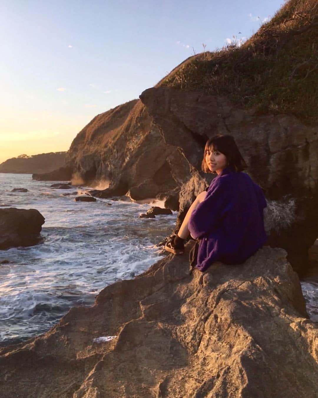高岡未來のインスタグラム：「こないだ家族でお刺身を 食べに海までいったのー！！🤤 うみはすごいな〜〜」