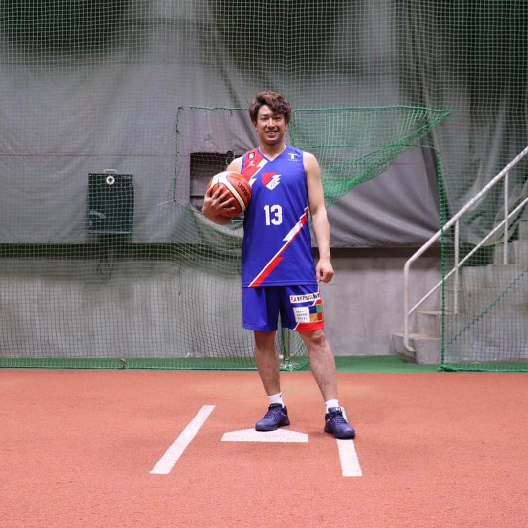 西田哲朗さんのインスタグラム写真 - (西田哲朗Instagram)「最近はいろんな行事がありました。 まず12月12日に福岡市総合体育館でバスケットのライジングゼファーフクオカさんとホークスのコラボイベントで僕が行くことになりました。19時からやるみたいなので普段バスケットをなかなか観る機会がない方なども一緒に応援にいきましょう。僕もプロバスケットを観るのが初めてなので楽しみと不安もあるのでホークスファンの方の後押しも待っています。来てくれたらめちゃくちゃ嬉しいです！来てもらった方へのお礼も考え中です！ そしてこないだアンダーアーマーのイベントは僕たちもすごくいい思い出になりました！2000人以上の応募があり140人というかなりの方が参加できなかったみたいですがまた機会があれば参加応募して一緒に運動会、トークショーといいイベントにしましょう。 納会ゴルフも楽しかったです。 今上映中のボヘミアンラプソディーめちゃくちゃ面白いんでオススメです。ってことで最後はフレディマーキュリー！笑 #uabaseball #アンダーアーマー#西田哲朗 #バスケット#ライジングゼファーフクオカ #福岡市総合体育館#WSD#柳田悠岐 #今宮健太 #松田宣浩 #運動会#ゴルフ#乾杯#ボヘミアンラプソディー #フレディマーキュリー」12月6日 19時07分 - nishidatetsuro