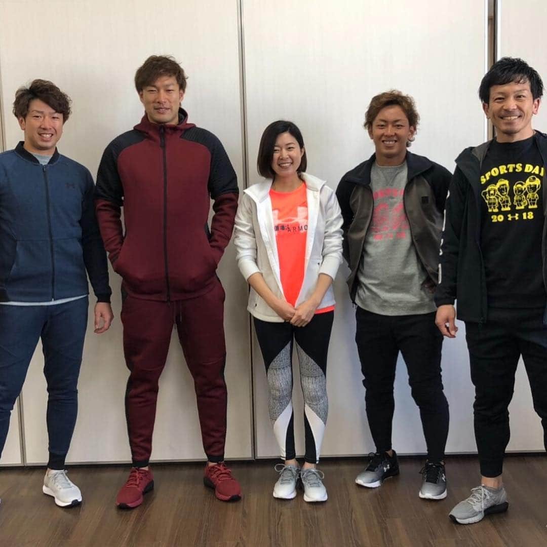 西田哲朗さんのインスタグラム写真 - (西田哲朗Instagram)「最近はいろんな行事がありました。 まず12月12日に福岡市総合体育館でバスケットのライジングゼファーフクオカさんとホークスのコラボイベントで僕が行くことになりました。19時からやるみたいなので普段バスケットをなかなか観る機会がない方なども一緒に応援にいきましょう。僕もプロバスケットを観るのが初めてなので楽しみと不安もあるのでホークスファンの方の後押しも待っています。来てくれたらめちゃくちゃ嬉しいです！来てもらった方へのお礼も考え中です！ そしてこないだアンダーアーマーのイベントは僕たちもすごくいい思い出になりました！2000人以上の応募があり140人というかなりの方が参加できなかったみたいですがまた機会があれば参加応募して一緒に運動会、トークショーといいイベントにしましょう。 納会ゴルフも楽しかったです。 今上映中のボヘミアンラプソディーめちゃくちゃ面白いんでオススメです。ってことで最後はフレディマーキュリー！笑 #uabaseball #アンダーアーマー#西田哲朗 #バスケット#ライジングゼファーフクオカ #福岡市総合体育館#WSD#柳田悠岐 #今宮健太 #松田宣浩 #運動会#ゴルフ#乾杯#ボヘミアンラプソディー #フレディマーキュリー」12月6日 19時07分 - nishidatetsuro