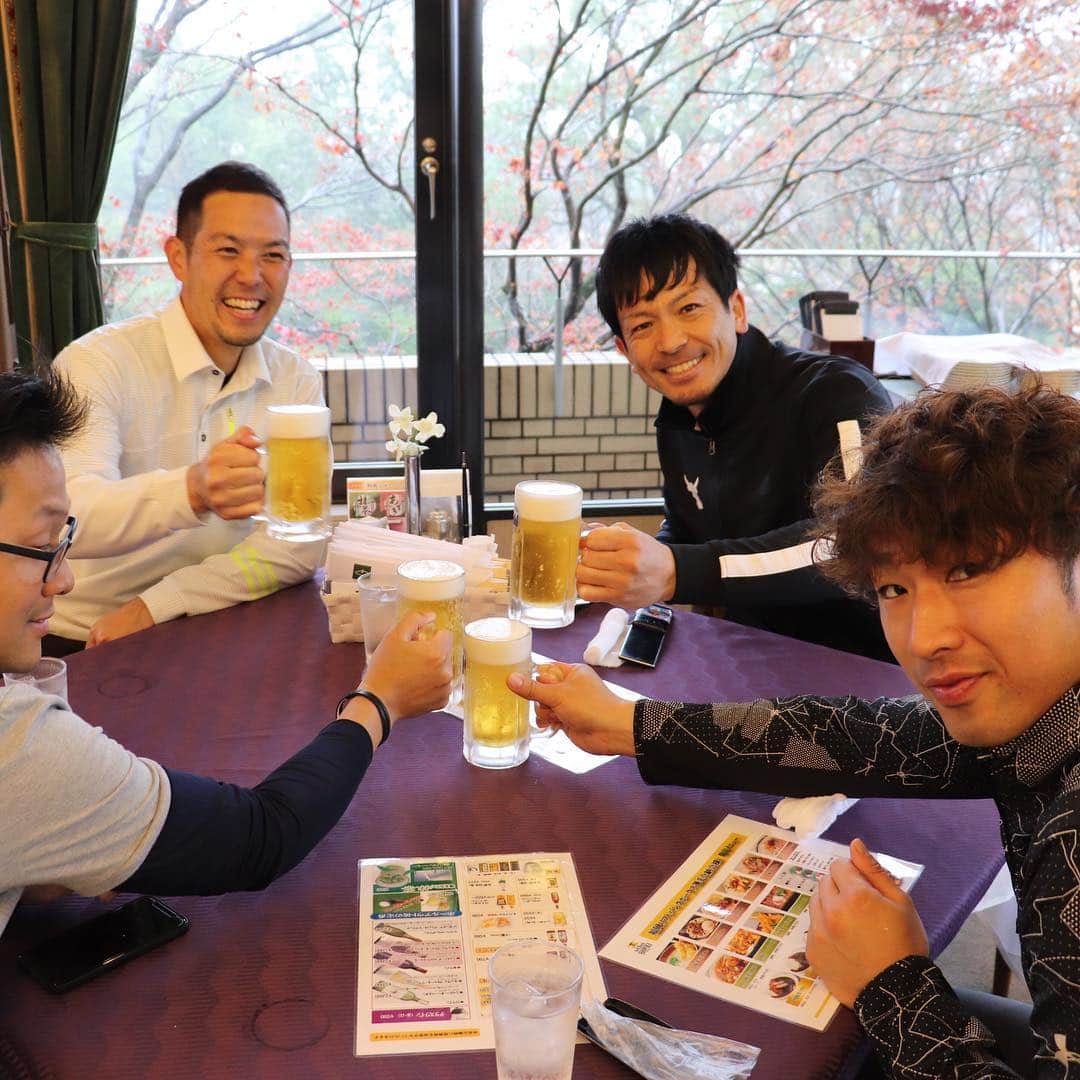 西田哲朗さんのインスタグラム写真 - (西田哲朗Instagram)「最近はいろんな行事がありました。 まず12月12日に福岡市総合体育館でバスケットのライジングゼファーフクオカさんとホークスのコラボイベントで僕が行くことになりました。19時からやるみたいなので普段バスケットをなかなか観る機会がない方なども一緒に応援にいきましょう。僕もプロバスケットを観るのが初めてなので楽しみと不安もあるのでホークスファンの方の後押しも待っています。来てくれたらめちゃくちゃ嬉しいです！来てもらった方へのお礼も考え中です！ そしてこないだアンダーアーマーのイベントは僕たちもすごくいい思い出になりました！2000人以上の応募があり140人というかなりの方が参加できなかったみたいですがまた機会があれば参加応募して一緒に運動会、トークショーといいイベントにしましょう。 納会ゴルフも楽しかったです。 今上映中のボヘミアンラプソディーめちゃくちゃ面白いんでオススメです。ってことで最後はフレディマーキュリー！笑 #uabaseball #アンダーアーマー#西田哲朗 #バスケット#ライジングゼファーフクオカ #福岡市総合体育館#WSD#柳田悠岐 #今宮健太 #松田宣浩 #運動会#ゴルフ#乾杯#ボヘミアンラプソディー #フレディマーキュリー」12月6日 19時07分 - nishidatetsuro