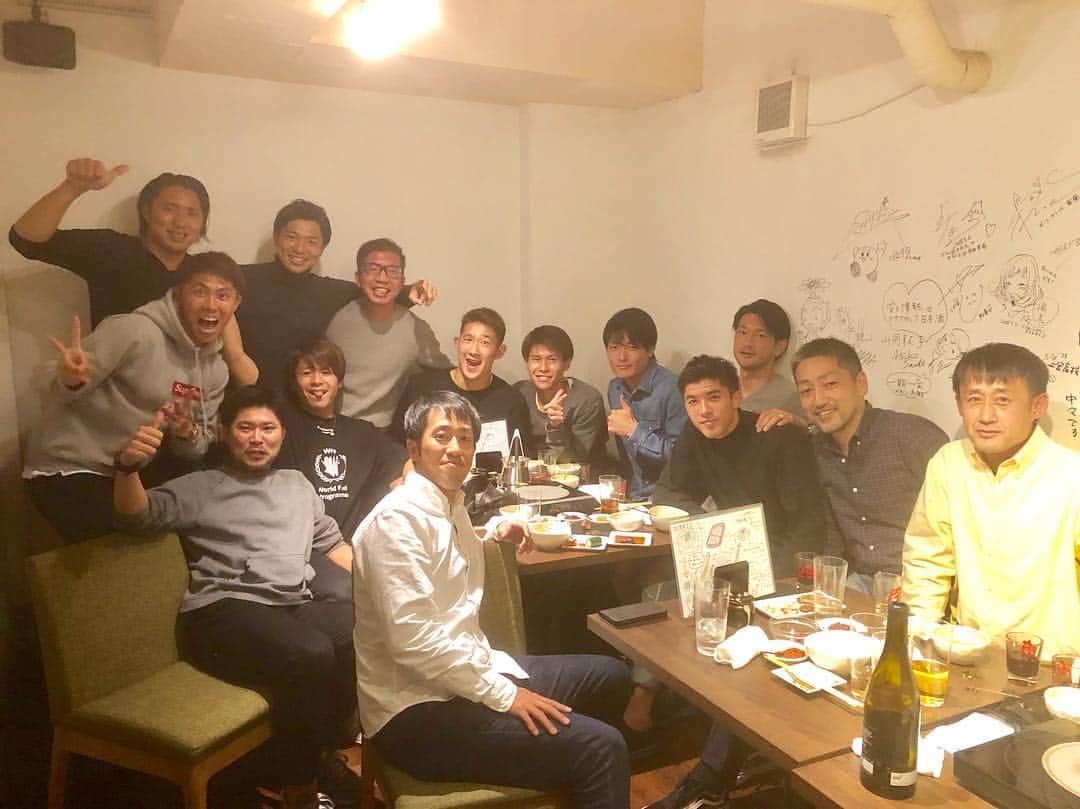 太田宏介さんのインスタグラム写真 - (太田宏介Instagram)「『ファミリー』 FC東京のトレーナーチームへの1年間の感謝の気持ちを込めた食事会。  チーム全体として大きな怪我人が出ることなく1年通してプレーできたのは、間違いなくこの人たちのおかげ。  本音で熱く語った良い時間だった！最高の仲間だ！  #fctokyo  #感謝  #唯一の遅刻者発表します #橋本拳人  #遅刻の理由は渋滞 #絶対嘘 ☝🏻」12月6日 18時58分 - kosuke_ota_official