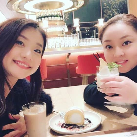 美城れんさんのインスタグラム写真 - (美城れんInstagram)「お久しぶりに、お会い出来ました！千咲毬愛さん☺️ 本当にちょっとの時間でしたが（笑）お忙しい中を時間作って下さって、びっくりするくらい楽しい時間を過ごしました！ 終始大爆笑自分の周りを整える。  大事。(^^) かなり、大事。でも、自然に整うんですね〜 退団してからの方が、色々お話ししている(^^) ヒロコさんの前向きな姿勢が私は大好きで尊敬してます(^^) ありがとうございます😊  また ゆっくり 、mahalo！ #83期生の方 #84期 #雪組星組組違うのに #Aloha が繋いでくれた！ #整える  #大爆笑の時間 整いました！ #写真は、喋りの前に…(^^)」12月6日 19時17分 - ren.mishiro