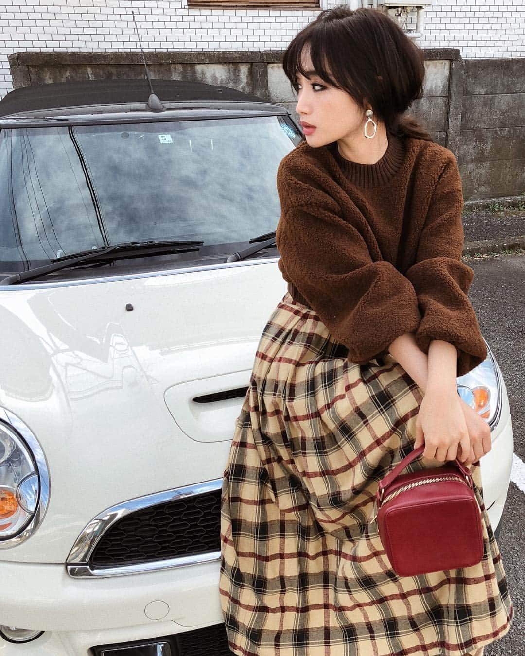 柳橋唯さんのインスタグラム写真 - (柳橋唯Instagram)「outfit ・ ・ ・ ・ トップス、スカート:#DUNA @duna.gc  バッグ:#ozoc @ozoc_official ・ ・ ・ ・ #ボア#ボアトップス#ロングスカート#コーデ#シンプルコーデ#今日のコーデ#fashion#プチプラ#coordinate #outfit #ootd #キレイめコーデ #ママコーデ #プチプラ #プチプラコーデ#大人女子#love#シンプル#カジュアルコーデ#カジュアル#チェック#チェックスカート#ワントーンコーデ#スカート」12月6日 19時18分 - yui.yanagihashi