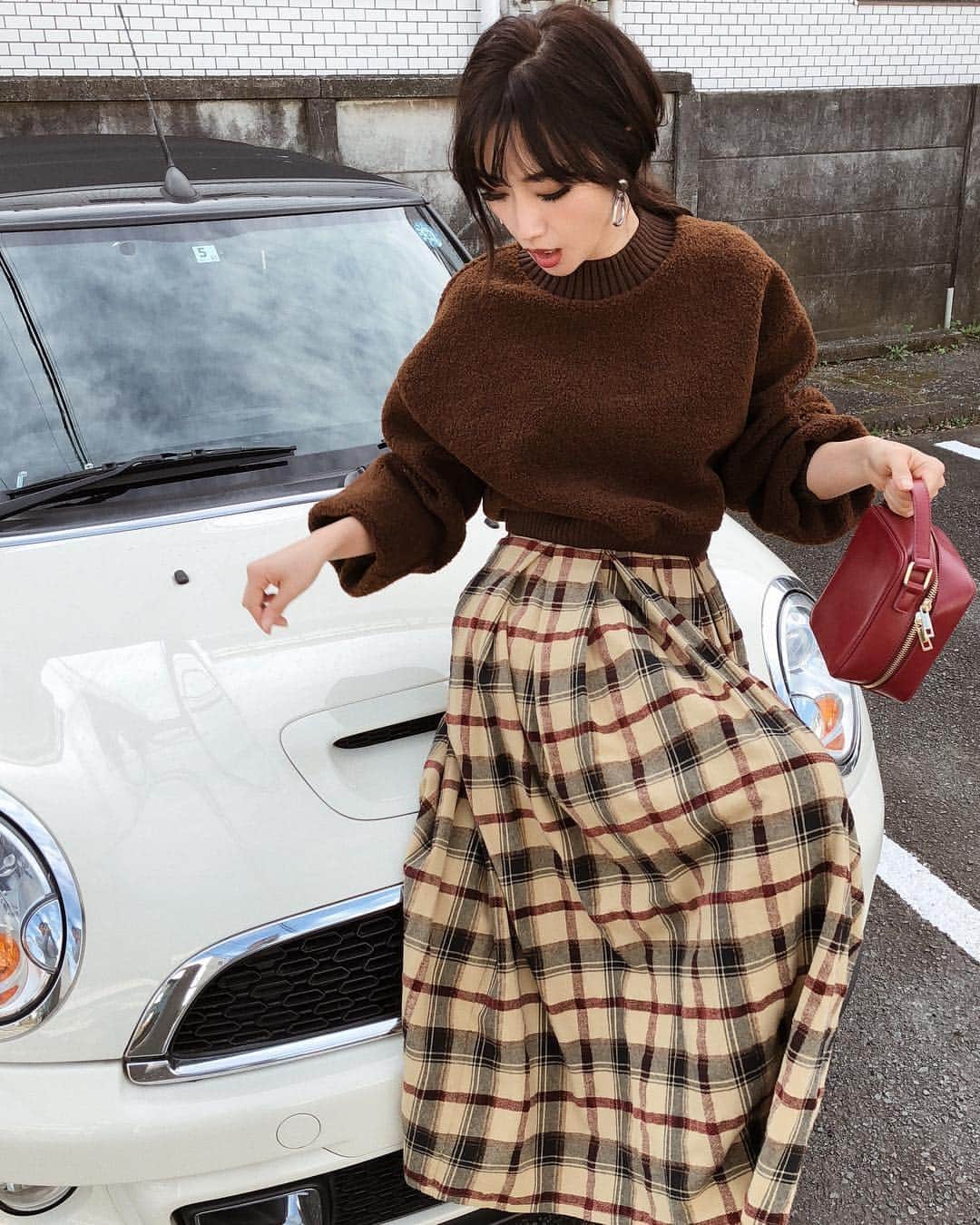 柳橋唯さんのインスタグラム写真 - (柳橋唯Instagram)「outfit ・ ・ ・ ・ トップス、スカート:#DUNA @duna.gc  バッグ:#ozoc @ozoc_official ・ ・ ・ ・ #ボア#ボアトップス#ロングスカート#コーデ#シンプルコーデ#今日のコーデ#fashion#プチプラ#coordinate #outfit #ootd #キレイめコーデ #ママコーデ #プチプラ #プチプラコーデ#大人女子#love#シンプル#カジュアルコーデ#カジュアル#チェック#チェックスカート#ワントーンコーデ#スカート」12月6日 19時18分 - yui.yanagihashi