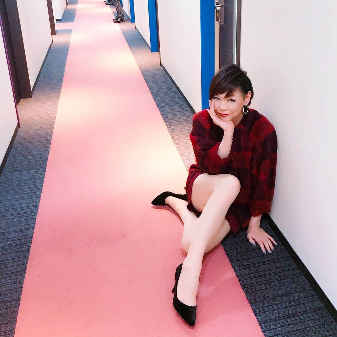 ミッツマングローブ　エロ ミッツ・マングローブさんのインスタグラム写真 - (ミッツ・マングローブInstagram)「フジテレビ  楽屋外の廊下に出てみました。ちゃんと誰もいないのを確認したはずが、、。背後からハイレグ娘さんたちが接近中。よく見たら番組のお偉いさんの姿も。  #電波入ってますか ...