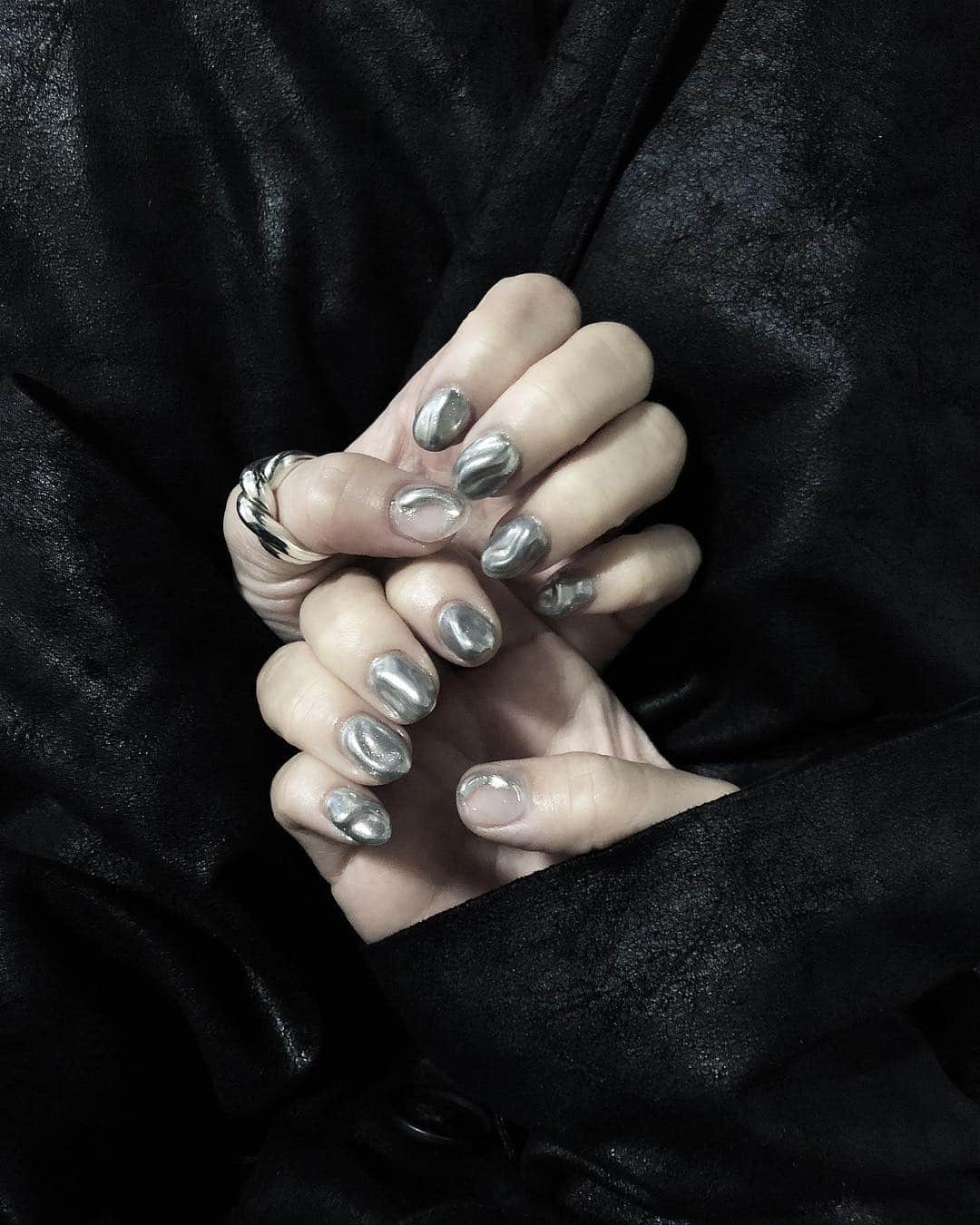 中村くるみさんのインスタグラム写真 - (中村くるみInstagram)「@_krm_official リングに合うシルバーネイル❤︎ 親指だけクリアネイル❤︎ #gelnails #silvernails #ジェルネイル #シルバーネイル @___h.i.y.o.r.i @tricotandtricot」12月6日 20時00分 - __k_r_m__