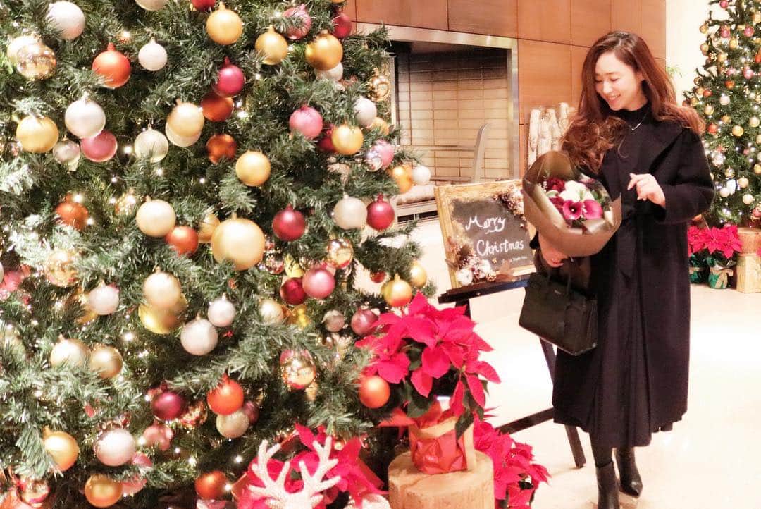 mid pressさんのインスタグラム写真 - (mid pressInstagram)「#シェラトン都ホテル東京 の #ラウンジバンブー は、お気に入りの場所。 この季節は #クリスマスツリー が飾られてとても素敵な空間に🎄*･°･*:✴︎ @M_PREMIER #M_PREMIER #エムプルミエ  #コート #ワンピース #冬コーデ」12月7日 6時51分 - mid_press