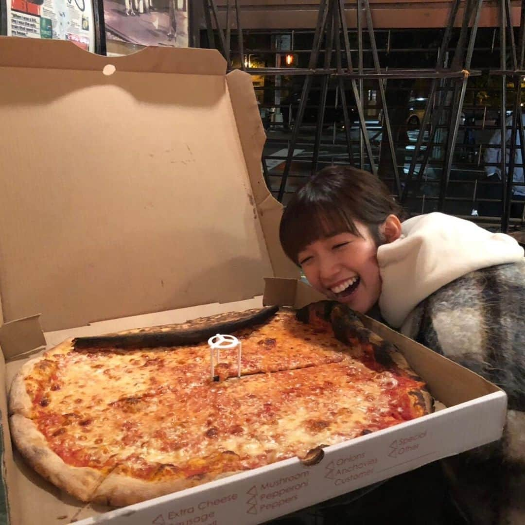 佐藤栞里さんのインスタグラム写真 - (佐藤栞里Instagram)「. 朝までハシゴの旅！in NY🍕🍻 観てくださった皆様ありがとうございました😊 ご一緒してくださったのは野沢直子さん❣️ 心遣い溢れる優しい英語と あたたかくてパワフルなお人柄で ニューヨーカーの皆さんと一瞬でお友達のように😳✨ 言葉がほぼ分からない私を その空気へ自然と入れてくださって。 みんなで同じタイミングで笑顔になれたあの瞬間は とてもとても嬉しかったな☺️ ☺︎ あの方の人生、本当に楽しそうだったな、と 帰りの飛行機でにやにやしながら思い返すくらい 素敵な方たちに出会えたニューヨーク。 またいつか行くことができたら、 野沢さんに教えてもらったアメリカンジョーク しっかり実践してみよう😂🌈 #そのとき私は何歳になっていて #何歳と答えるのだろう😬 #野沢さん楽しい時間をありがとうございました✨ #また絶対絶対お会いできますように☺︎ #ご質問いただいていたこの日のコートは #INSCRIREのものです❄︎」12月6日 22時29分 - satoshiori727