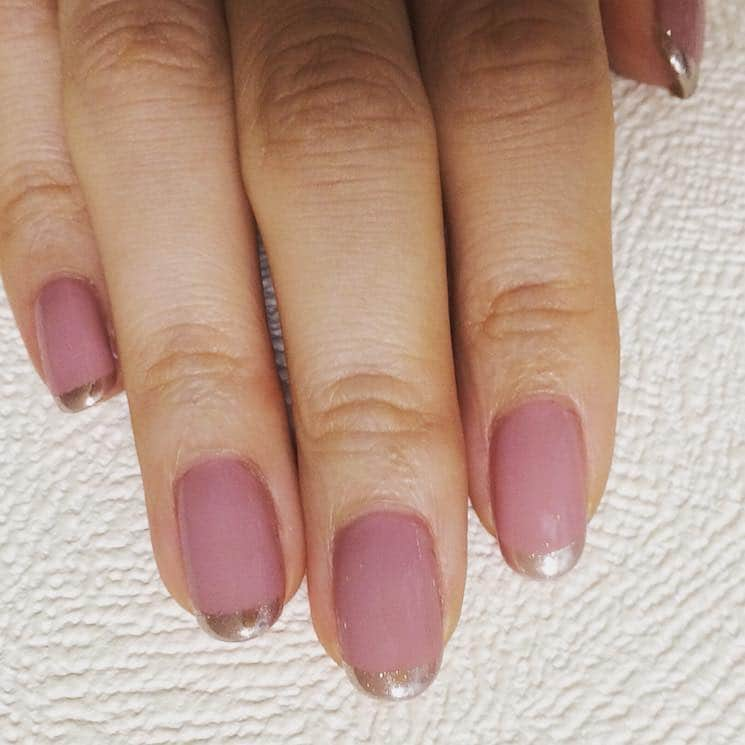 手島優さんのインスタグラム写真 - (手島優Instagram)「ネイル変えました💅  くすみピンクにシルバーのミラーでフレンチ✨  あたし手が大きいから爪短すぎると完璧な男性の手みたいになるから爪は少し長めにして女子っぽさ出してるんですよー！  #爪しっかりしてる #手が大きい」12月6日 22時54分 - tejimayuu0827