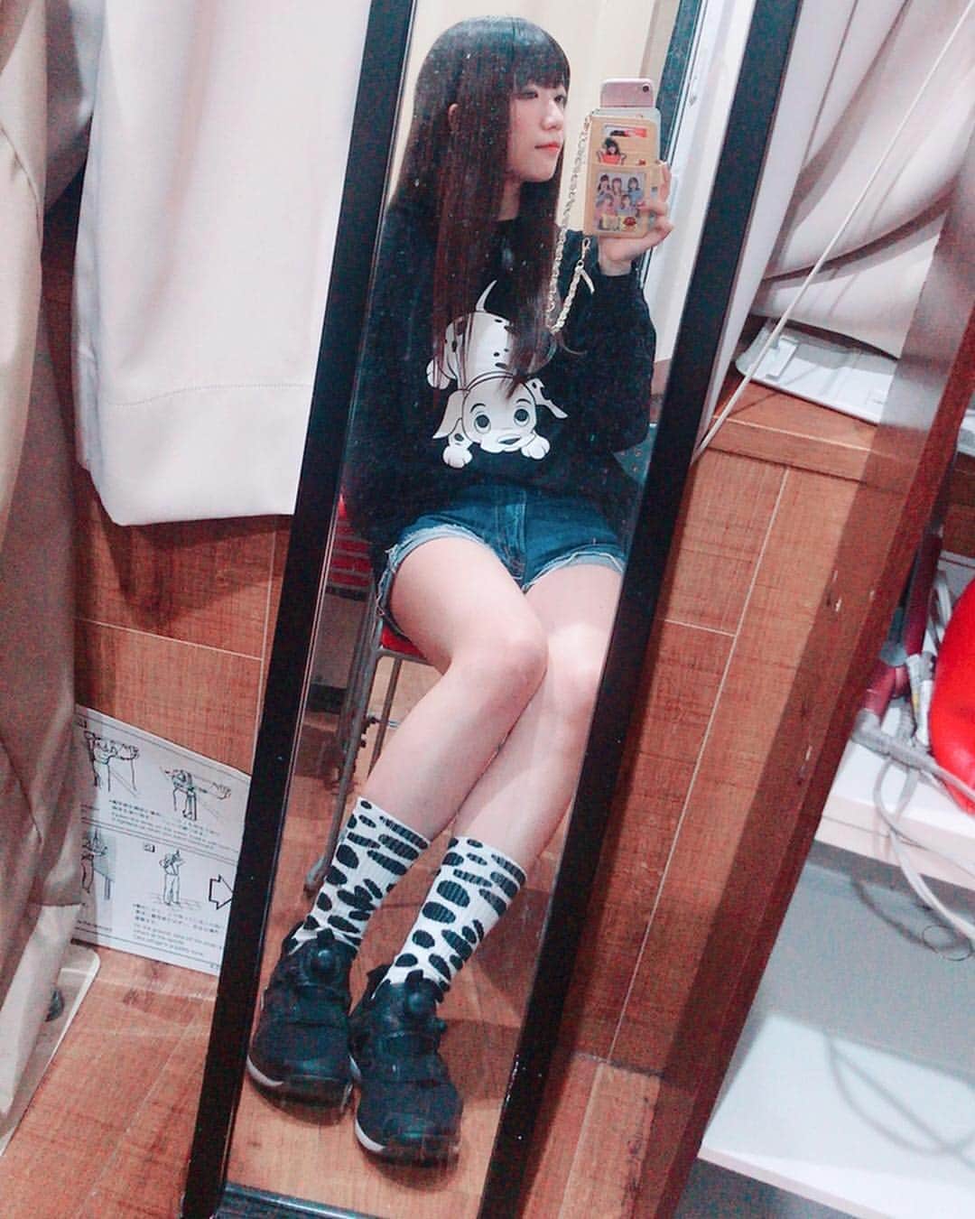 ぱいぱいでか美のインスタグラム：「先月の月例での私服！ 101匹わんちゃん！ ꙳ #tops #sox #littlesunnybite #101匹わんちゃん #俺はインスタグラマーになりてぇ ꙳ LSBの101匹わんちゃんのロンteeめっちゃ着てる！ 前だけ入れてるけどダラっと着るとやや長くてそれも可愛い〜 靴下も合わせてつけてたから絶対一緒に履くぞーって決めてた可愛い〜 こういうシリーズもの出されるとトップスと靴下で合わせるのが好きなんです…… 実は靴下好きなんでね。。 ダルメシアン柄ってあんまりないしお気に入り！ 最近シンプルな黒の靴下にもハマってて何か材質違いとかちょっと光沢あるとか そういうのに心ときめきます。笑 . 今月の月例トークイベントは12/20！ 毎月90分くらい喋ってるよよかったら来てねチェキとかも撮れるよ。 イベント予定はハイライトにまとめとるから見てみてね！」