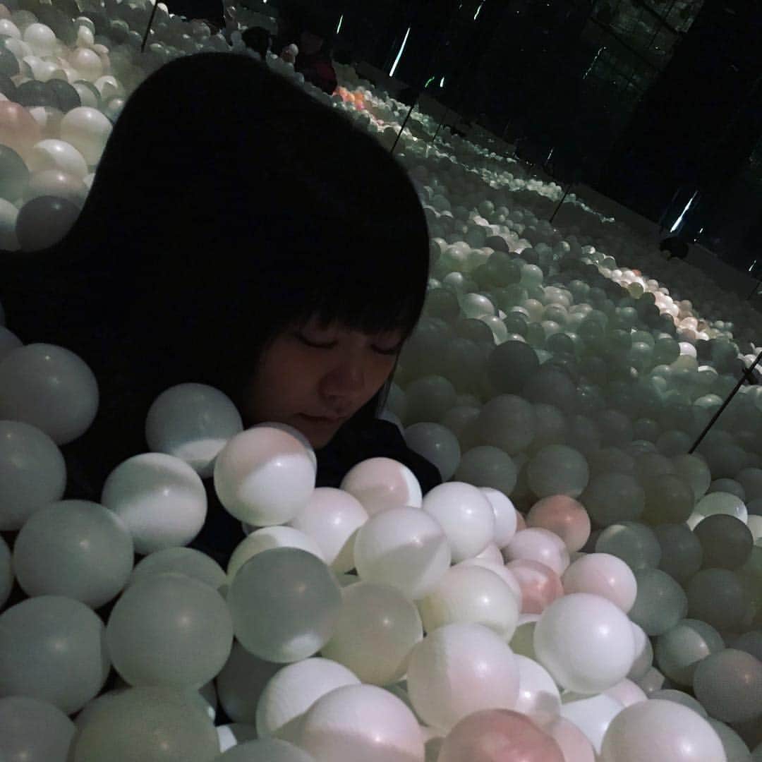 五比桐美憂さんのインスタグラム写真 - (五比桐美憂Instagram)「ボールに埋もれるって最高✨ 楽しかった！ #遊ぶ #白い」12月7日 1時53分 - gohitigirimiyuu