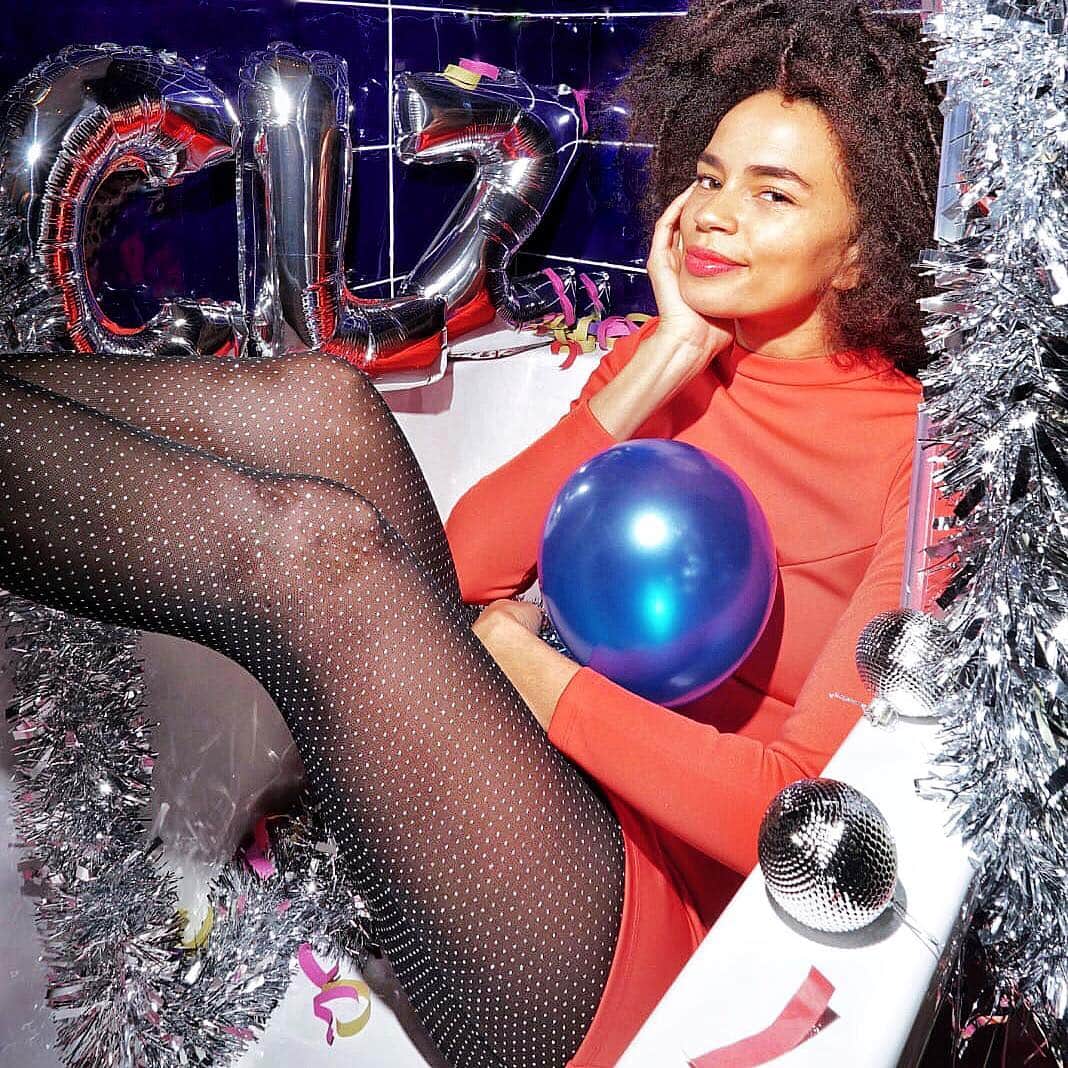 CALZEDONIAさんのインスタグラム写真 - (CALZEDONIAInstagram)「A polka dots fan? You will love the new Polka Dots Glitter tights! ✨ [Tights MODC1450]  #calzedonia #PartyWithCalzedonia」12月7日 3時09分 - calzedonia