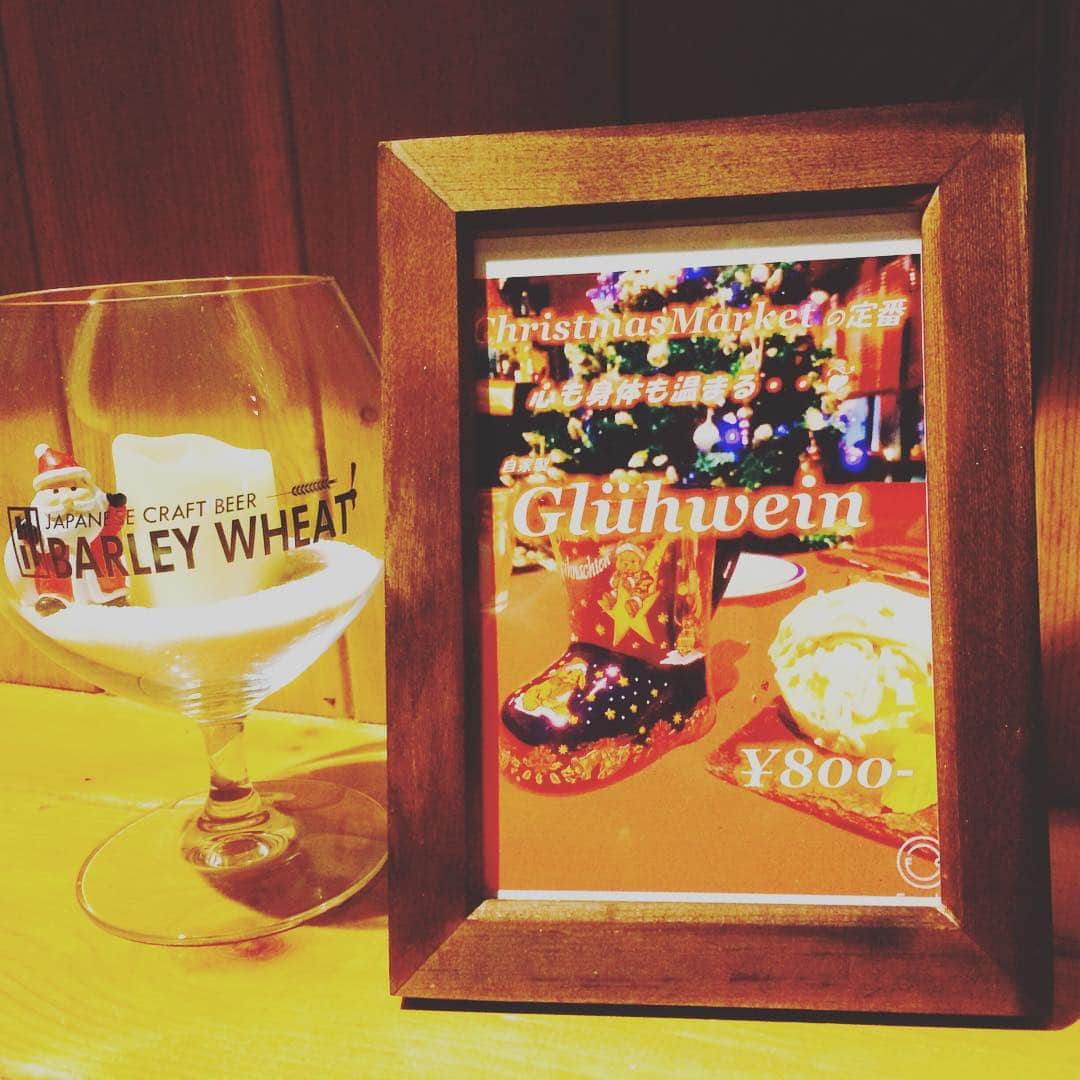 calamarodaimonのインスタグラム：「💕レコメンド💕『グリューワイン』🍷ワインと香辛料などを温めて作るホット・カクテルの一種。11月中旬から開かれる各地のクリスマスマーケットで楽しむことが出来る。 サンタさん🎅も待ってる〜よ〜🎶 #バーレイウィート#バル#クラフトビール#ワイン#お酒好き#バーボン#ハイボール#海外ワイン#ウイスキー#飲み会#浜松町#大門#女子会#肉好き#肉バル#スペアリブ#bar#飲み放題#東京タワー#barleywheat#グリューワイン#季節限定」