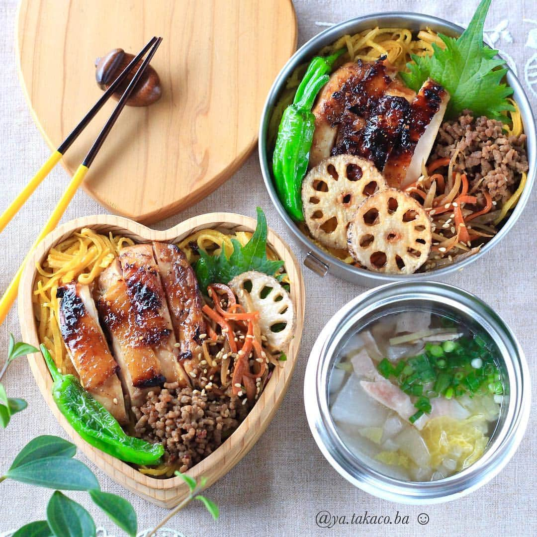 takakoのインスタグラム：「鶏の生姜焼き弁当 。 ・ ・ 鶏の生姜焼き 焼肉のタレそぼろ 錦糸玉子・素揚げレンコン・ししとう塩焼き 🍲ベーコンと白菜とカブの中華スープ ・ ・ おかずの少なさをカバーするのっけ弁。 鶏の生姜焼きに加えて、 ゆうべのそぼろもついでにオン。 ベーコンと白菜の旨味が詰まったスープには 千切り生姜をたっぷり加えて 身体ポカポカ作戦です。 生姜大好き✨ ・ ・ 先日から年末掃除に取り組んでいるんだけど 部屋のピカピカと引き換えに 手がカサカサのしわしわです。 ついでに乾燥で顔もカサカサ😑 いつだったか電車の中で 大学生くらいの男の子達が 「北川景子なんておばさんじゃん」 なんて言ってたけど あのレベルでおばさんだなんて 彼らからしたら私なんて おばさんすっ飛ばして老婆じゃな👵🏻 ・ ・ ・ 暮らしのあれこれアカウント▶︎ @ya.takaco ・ ・ #お弁当 #おべんとう #お昼ごはん #昼ごはん #ランチ #スープジャー #スープジャー弁当 #サーモス #サーモススープジャー #ハンバーグ #ハンバーグ弁当 #お昼が楽しみになるお弁当 #obento #bento #lunch #lunchbox #foodstagram #japanesefood #onigiri #macaroni #cooking #lin_stagramer #delistagrammer #cookingram #soup #homemade #yammy」