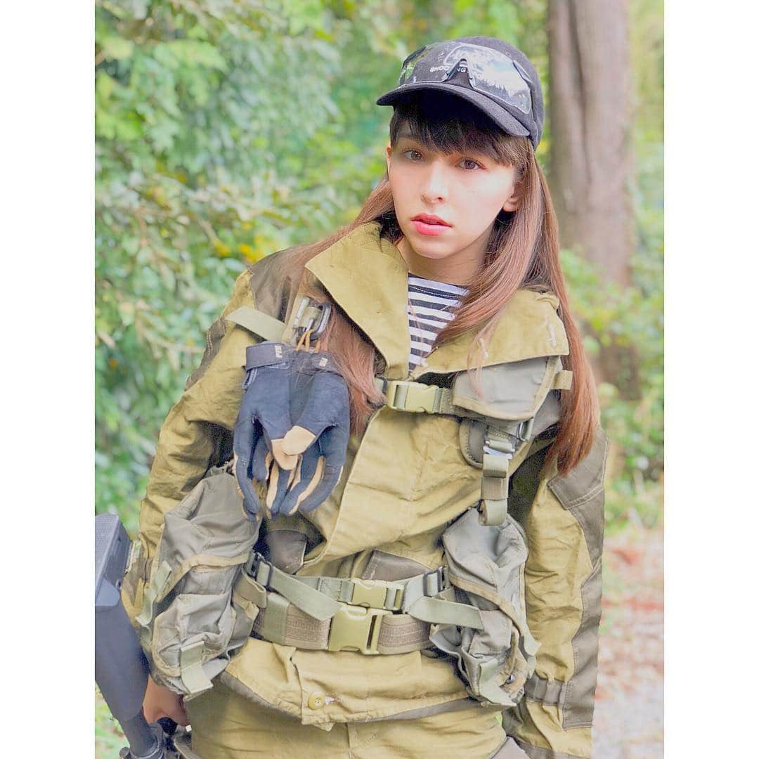 アイシスのインスタグラム：「#TGIF 🍕✨ It's time for a weekend☺️💪🏻✨✨✨ 金曜日の、朝ー！！！ ラスト平日、 きばっていきまっしょい！！！ #サバゲー #サバゲー女子  #airsoft #ミリタリー #military #airsofter #ゴルカ3 #Gorka #Gorka3 #ロシア装備 #SMERSH #airsoftgirl #glockgirl #Russia #GRU #ГРУ #спецназ #Spetsnaz #gun #airsofterphoto #airsoftinternational #airsoftworld #airsoftobsessed #pew #pewpew #airsoftmilsim #airsoftnation #gunstagram #サバゲー女子の日常」