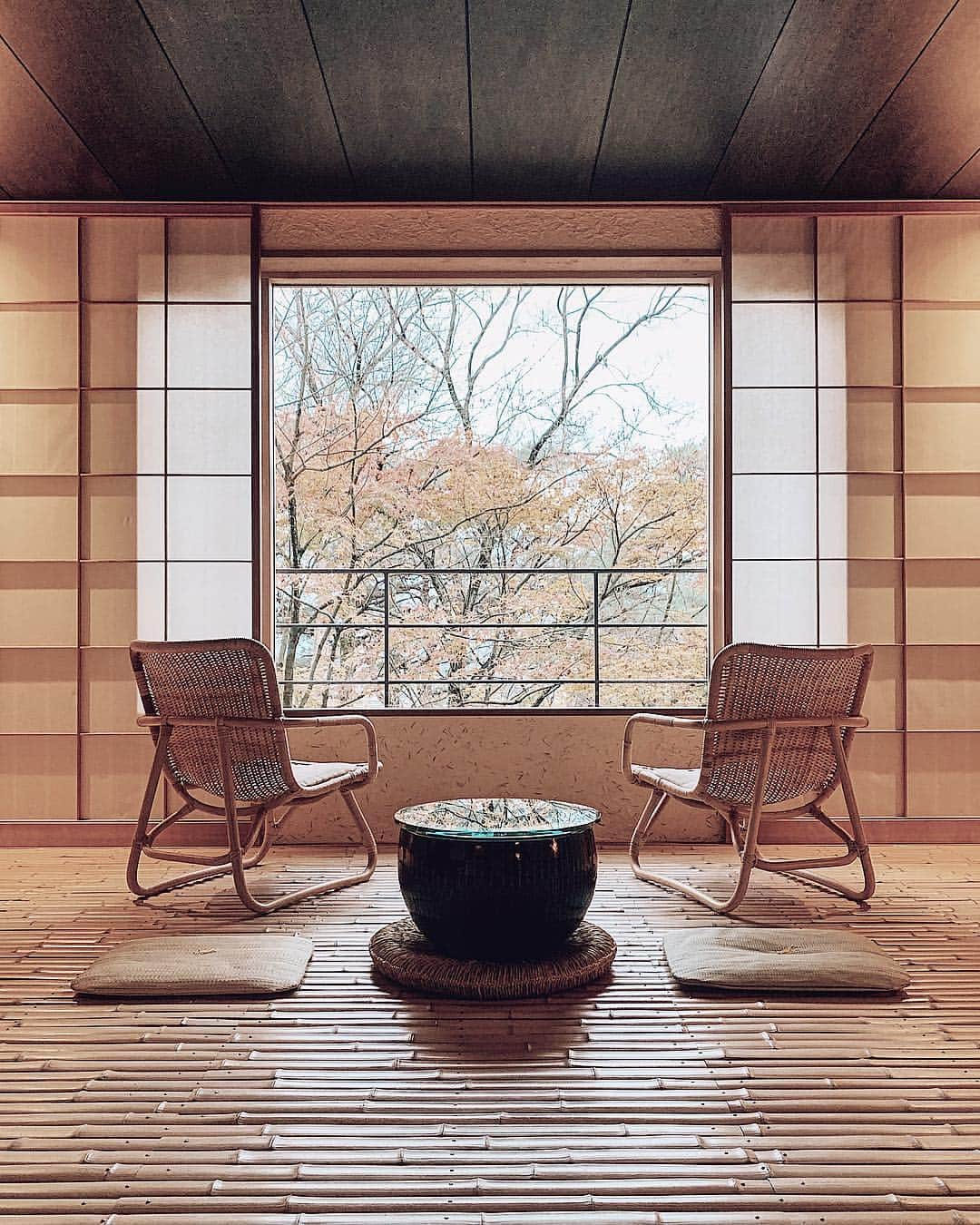 三浦大地さんのインスタグラム写真 - (三浦大地Instagram)「温泉宿 べにや無何有  日本のミニマリズム建築は自然との調和と境界線を引く直線美。  気持ちが良い朝。  #べにや無何有 #加賀 #石川県 #山代温泉」12月7日 8時10分 - daichi_1127