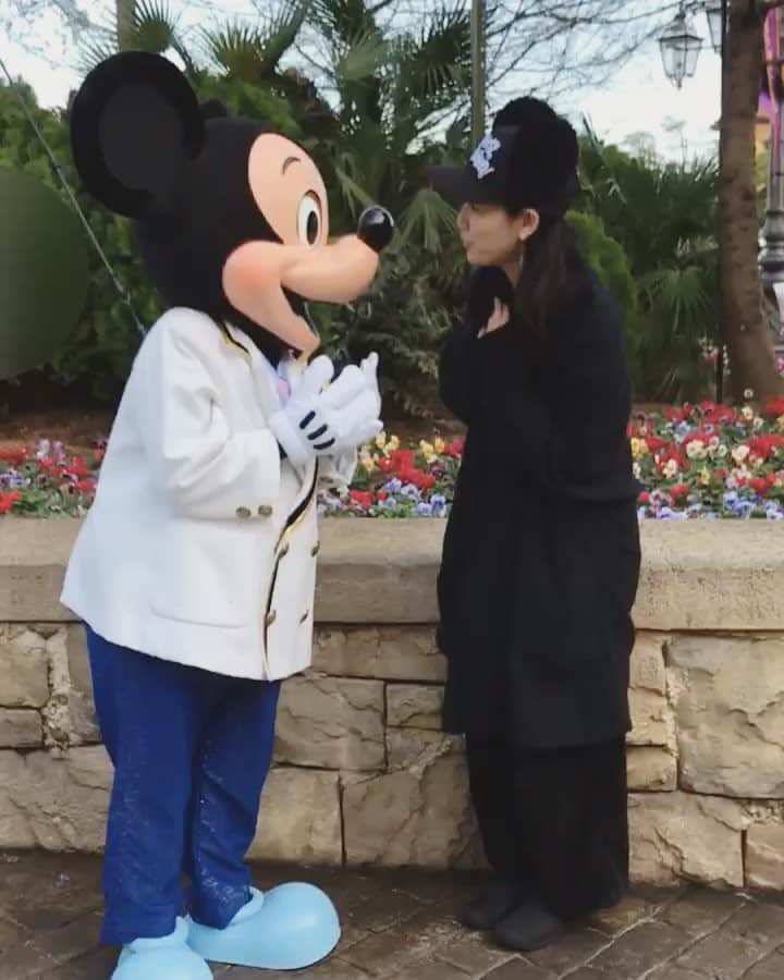 睦のインスタグラム：「ディズニーシーで初の 整列グリーティングとの遭遇。  ミッキーと イチャついてる動画です。笑  個人的には、 動画を撮ってくれた 女性キャストさんの トークに 注目して頂きたい。笑  見た感じは、 私よりはるかにお若い 感じだったんですが、 かなりの チャキチャキちゃん。  動画を見返した時。  50が 近づいている私に、  ぎゅーしてもらう？ん？  って、あやしてるみたいで ウケるー！と思ったけれど。  あ。  ミッキーに 言ってるのかぁと再確認。苦笑  キャストさんに 動画をお願いすると、 必ずトークしながら 撮ってくれます。  後で見ると、 個性があって、 それもまた 面白いところなんですよっ。  気の合いそうな キャストさんを 見つけるのも 年パス醍醐味のひとつですね。  #greeting  #いちゃいちゃ  #キャストさんが  #東京ディズニーシー  #ディズニーシー #disneysea  #tokyodisneysea  #tokyodisneyresort  #mickey  #ミッキー  #mickeymouse  #ミッキーマウス  #シー  #キャスト  #キャストさん  #グリ  #整列グリ  #グリーティング  #おひとりさまディズニー  #ぼっちディズニー  #ぼっち  #ぼっちインパ  #ssw  #singersongwriter  #artist  #lyricist  #singer #model  #井上睦都実 #睦」