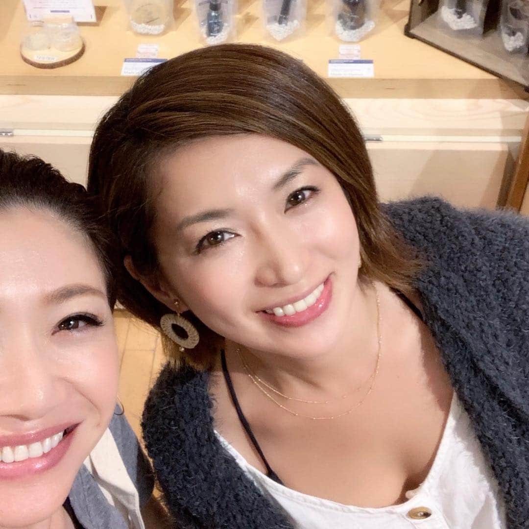 市橋有里のインスタグラム：「やっと会えた💛 @maseyuki ハッピーオーラ全開✨アクエリアスで頑張るゆきちゃんを応援してきましたが、今度はホノルルマラソンで私が応援してもらえる💛なんとも嬉しい♪そして、UNIABZARのデザイン手掛けているそうで、プレゼントに🎁いただきました♪お店も(ゆきちゃんも)可愛いからぜひ行ってみて下さい🌈 ・ #hawaii  #honolulu #UNIABZAR #ホノルルマラソン2018」