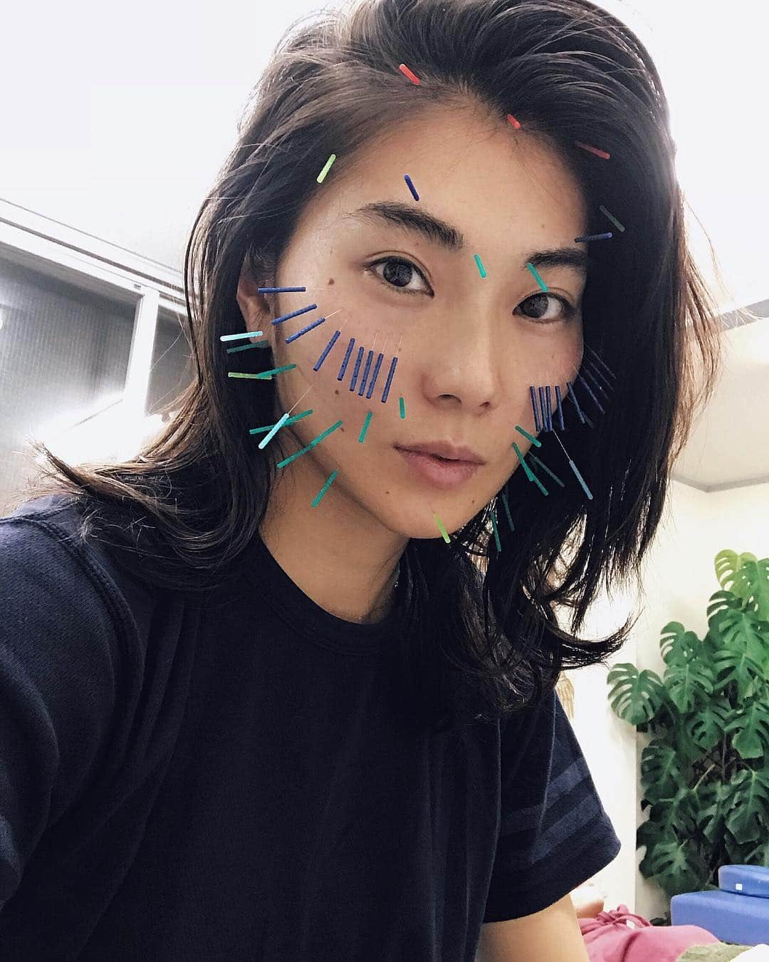 瀬畑茉有子さんのインスタグラム写真 - (瀬畑茉有子Instagram)「美顔鍼やった2日後が最強👽👽👽 . . 2日前に経堂のはなまる整骨院 @hanamaru_kyodo に✋😚 . . 身体が疲れすぎてて、寒さで血液の滞りもあり、整体と鍼をお願いしました😐 . . 帰り道の段階で身体が動きやすくなってる🤩🙌🏻 . . 顔の血行とむくみ改善となんといってもしつこいクマが2日後にはだいぶ改善されてました😉 . はなまる整体のどのスタッフも高い技術を持っているのでとても安心〜💓 . . いつもありがとう😊 . . #経堂はなまる整骨院 #経堂  #美容鍼  #二重顎 #フェイスライン #美肌 #美白 #肌の調子が全然違う #すぐ顎の下に肉付く #撮影前は必ず行く #ハリネズミ  #thankyou  #diet  #mentenance #beauty  #acupuncture  #facial  #makeup  #beautysalon #redlips  #asianmodel」12月7日 10時05分 - sehatamayuko