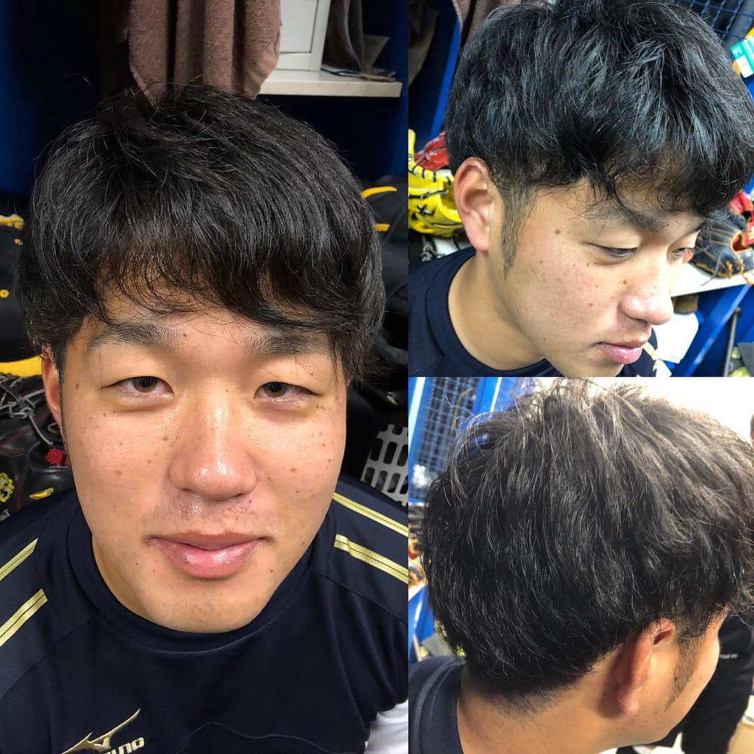 秋山拓巳のインスタグラム：「#高橋遥人#人生初パーマ当てたってよ#しっかり報告させてもらいました#どうやら長さはこれくらいがいいらしい#襟足を刈り上げたみたい#朝一なんか言ってほしそうに僕のところへ#褒めるとおちょくってこないで#っていうて#ダサい言うと絶対言うと思った#って結局なんなんだ#見て欲しかっただけっぽい#だからみなさんにも提供」